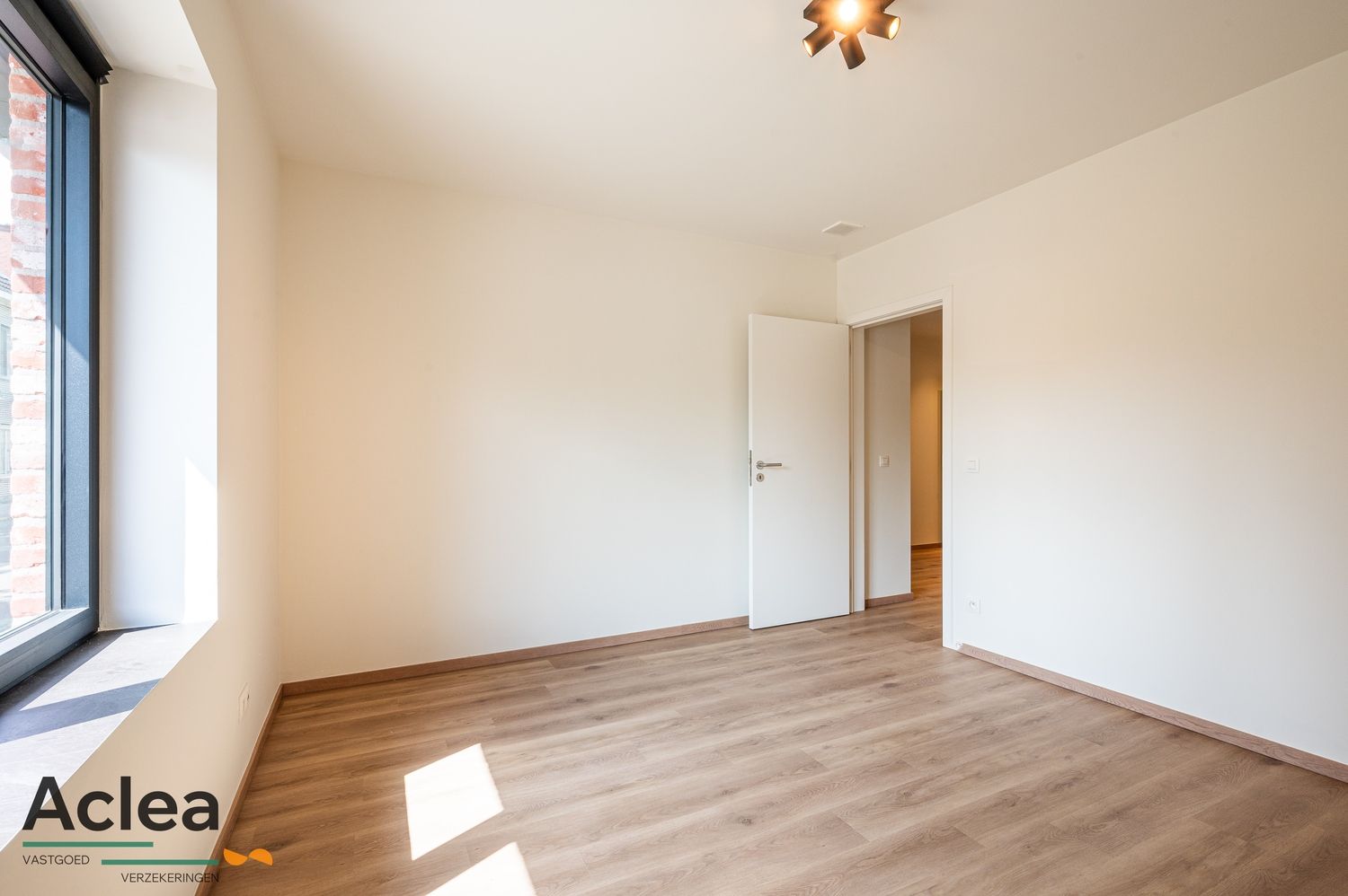 Ruim gelijkvloers nieuwbouw appartement met 2 autostaanplaatsen foto 8