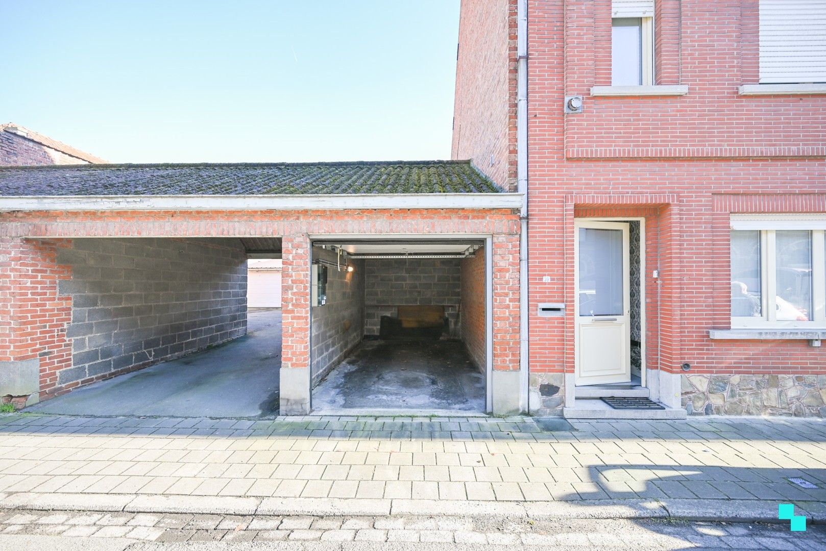 Garagebox (ca. 16m²) te centrum Izegem foto {{pictureIndex}}