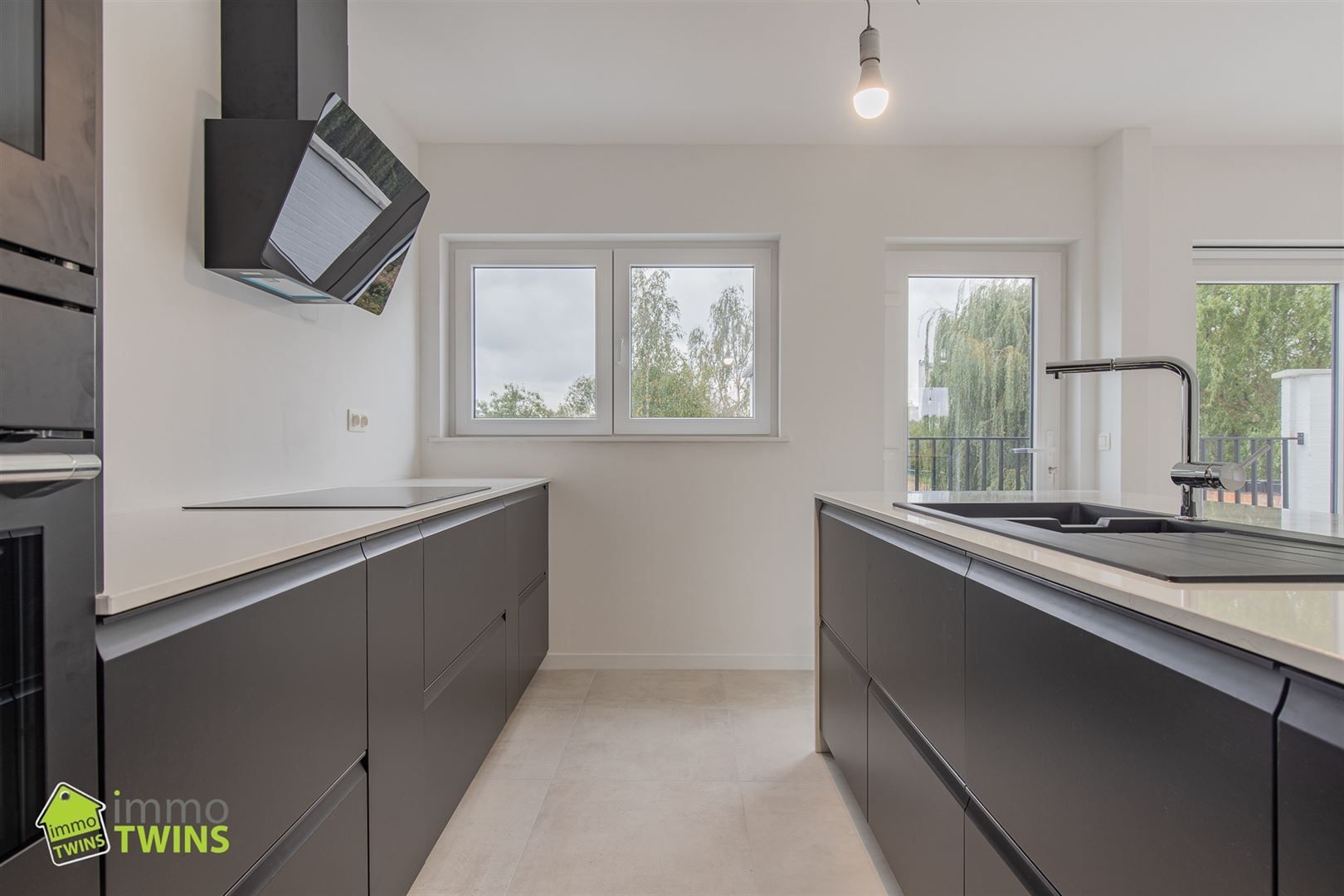 Ruime, stijlvol gerenoveerde woning met garage en oprit foto 3