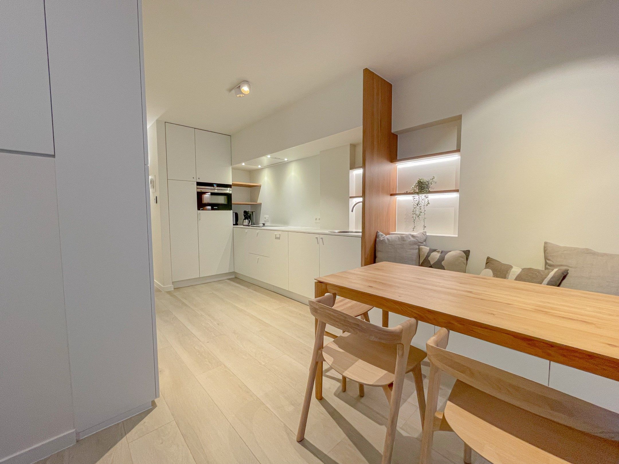 Recent tijdloos gerenoveerd appartement met zijdelings zeezicht. foto 9