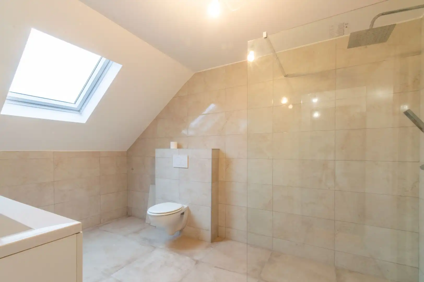 ZEER RUIME, VOLLEDIG GERENOVEERDE WONING (EPC: B) ! foto 6