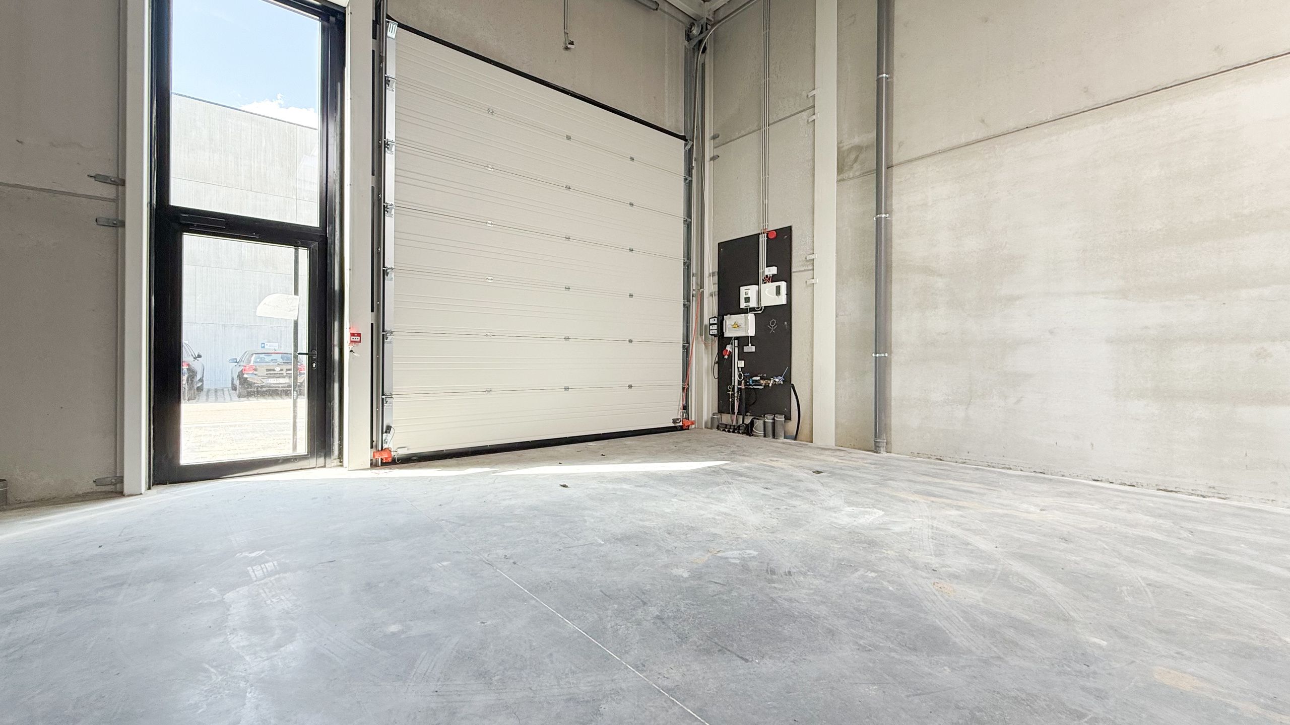 Ruime nieuwe loods te huur, centraal gelegen in KMO- zone! foto 11