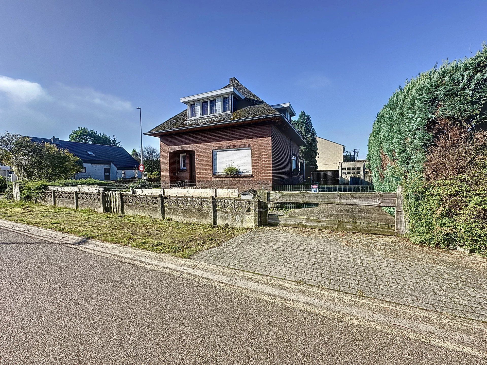 Hoofdfoto van de publicatie: Ruim perceel (14a44) met een te renoveren woning met 4 slaapkamers.