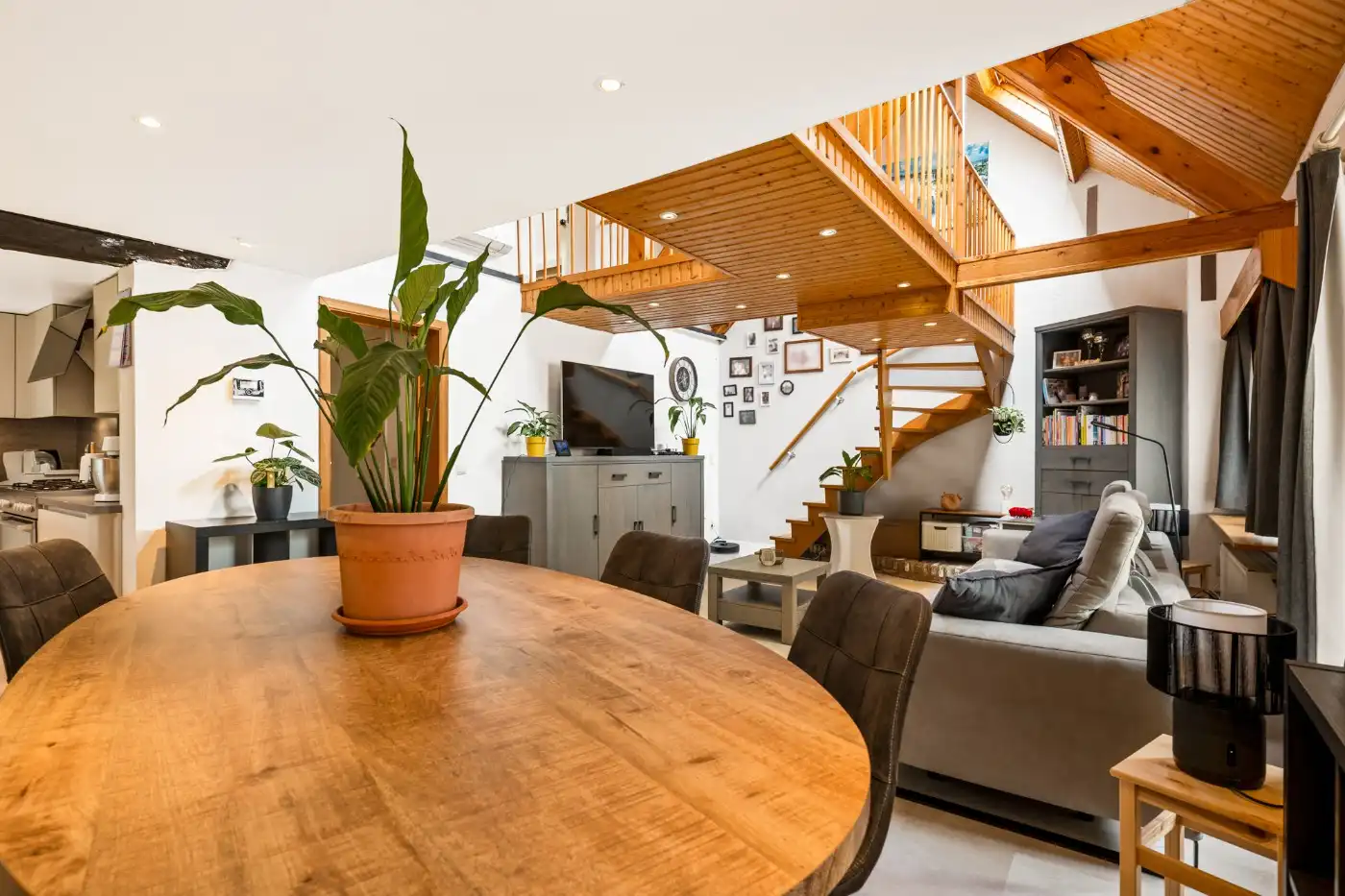 Top gelegen, charmante, vrijstaande woning met 3 slpk. en prachtige zuid-tuin foto 6