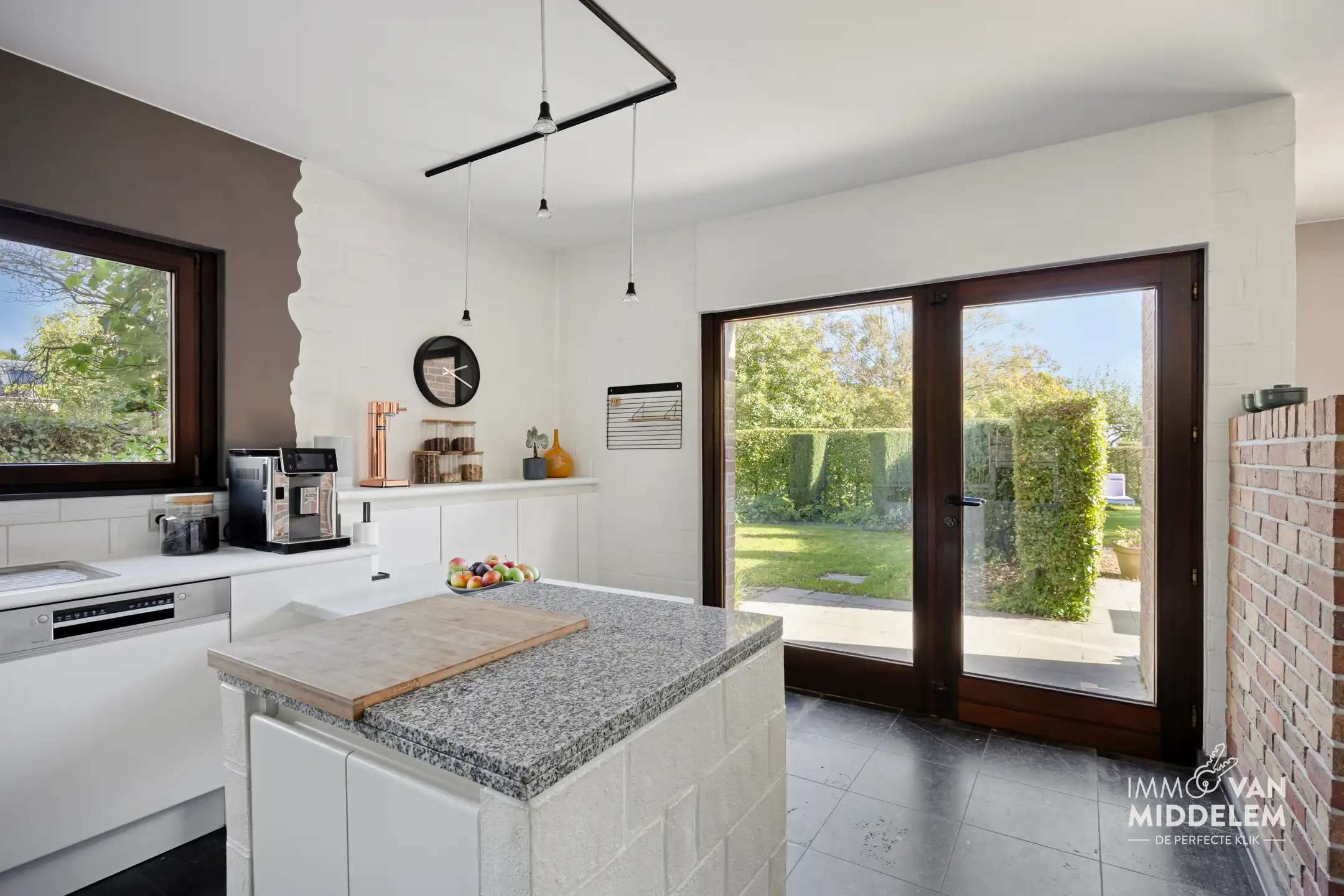 RUIME VILLA MET 4 KAMERS, GARAGE EN PRACHTIG AANGELEGDE TUIN foto 9