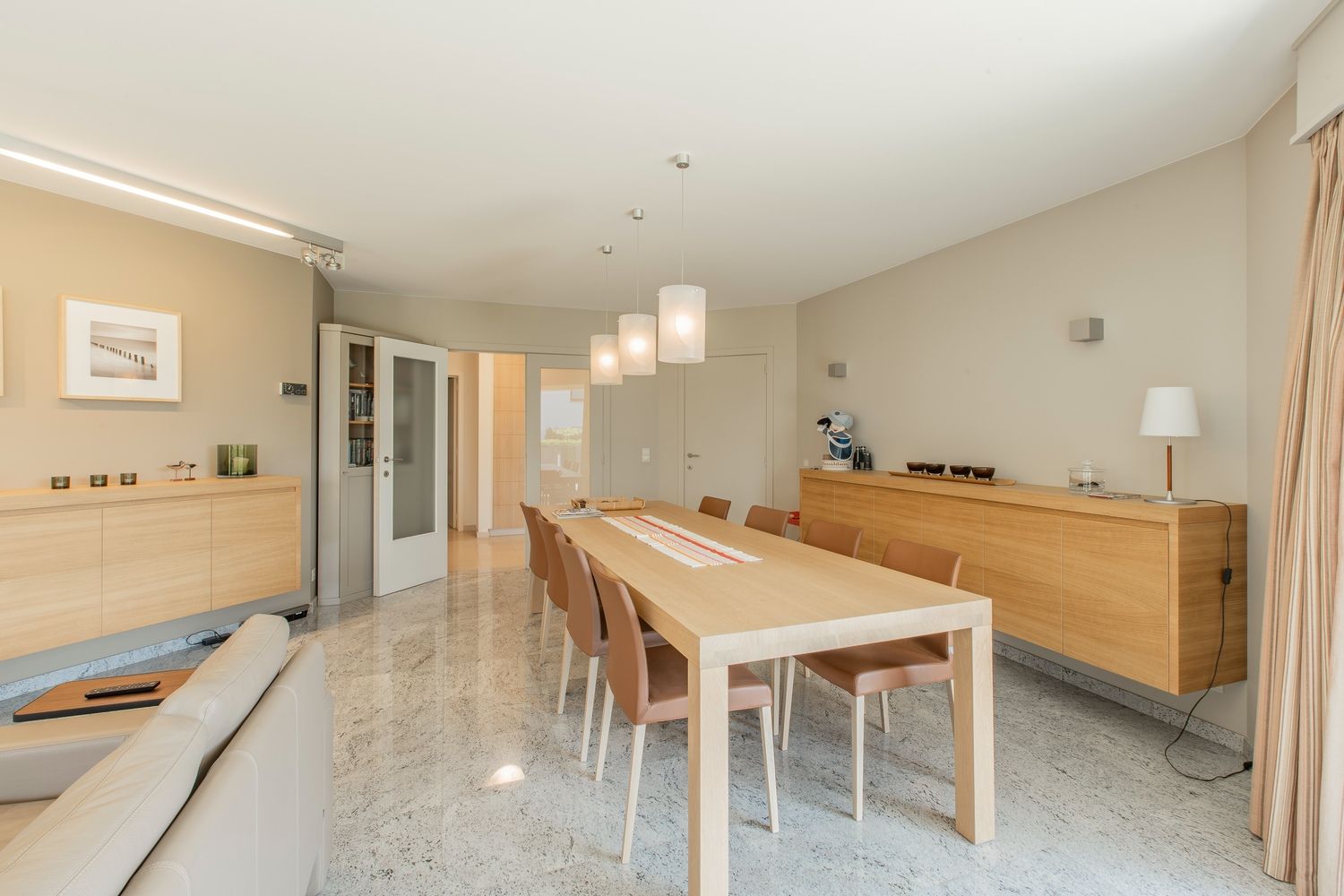 Lichtrijk hoek-appartement van ruim 180m2, rustig gelegen in een standingvolle villaresidentie, op enkele stappen van de zeedijk Albertstrand en de Royal Zoute  foto 8