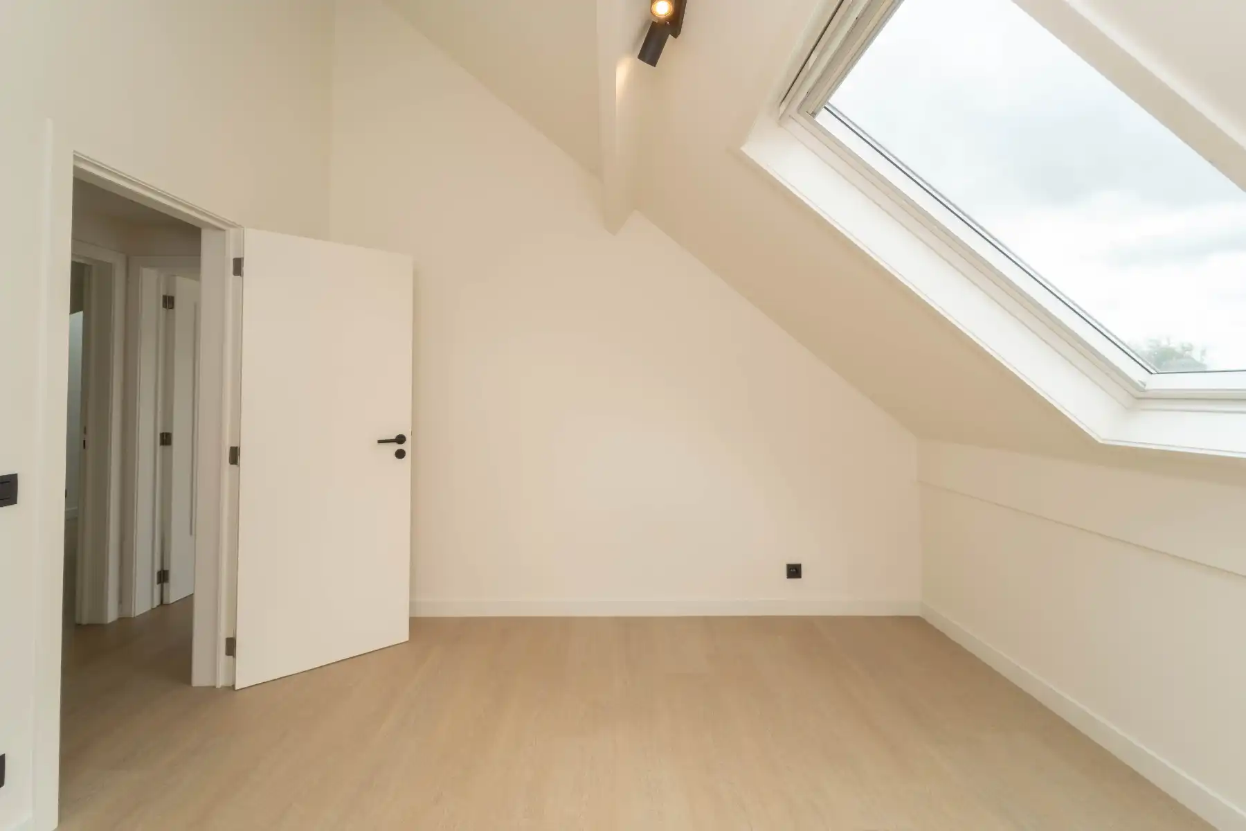 Gerenoveerd, lichtrijk 2 slpk-appartement met zonneterras foto 16