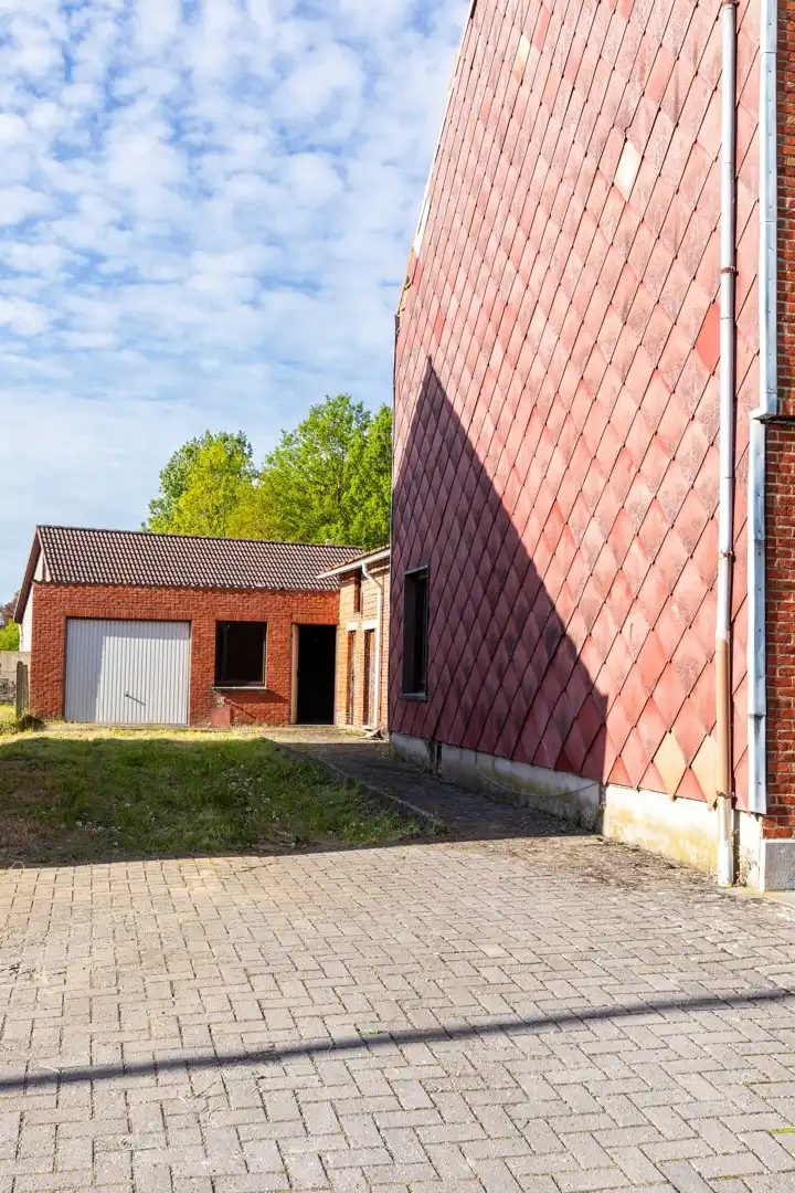 Renovatiewoning met grote garage foto 3