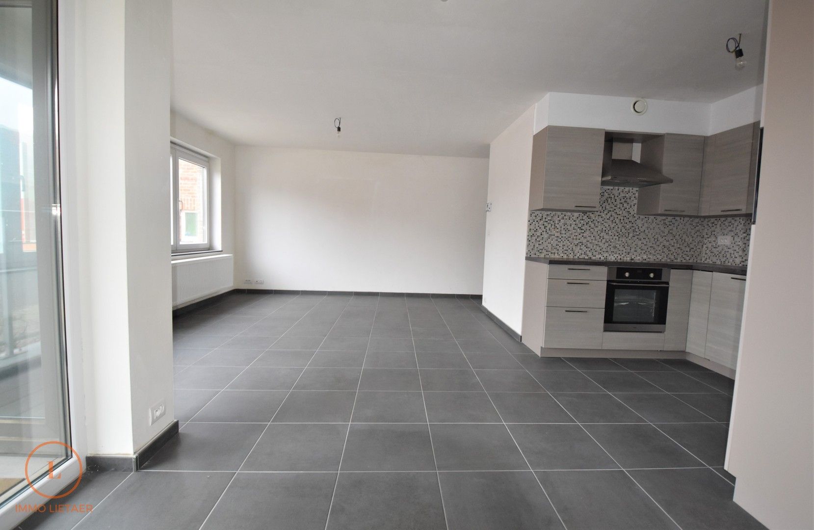 Nieuw appartement met veel lichtinval, 2 terrassen en een voorziene keuken op een centrale ligging in Wervik. foto 3