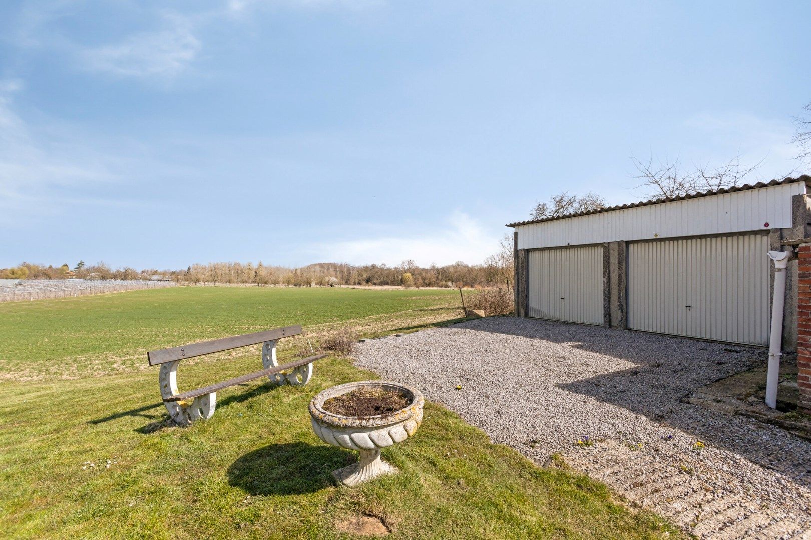 Ruime woning met bebouwbare tuin en achterliggende gronden foto 2