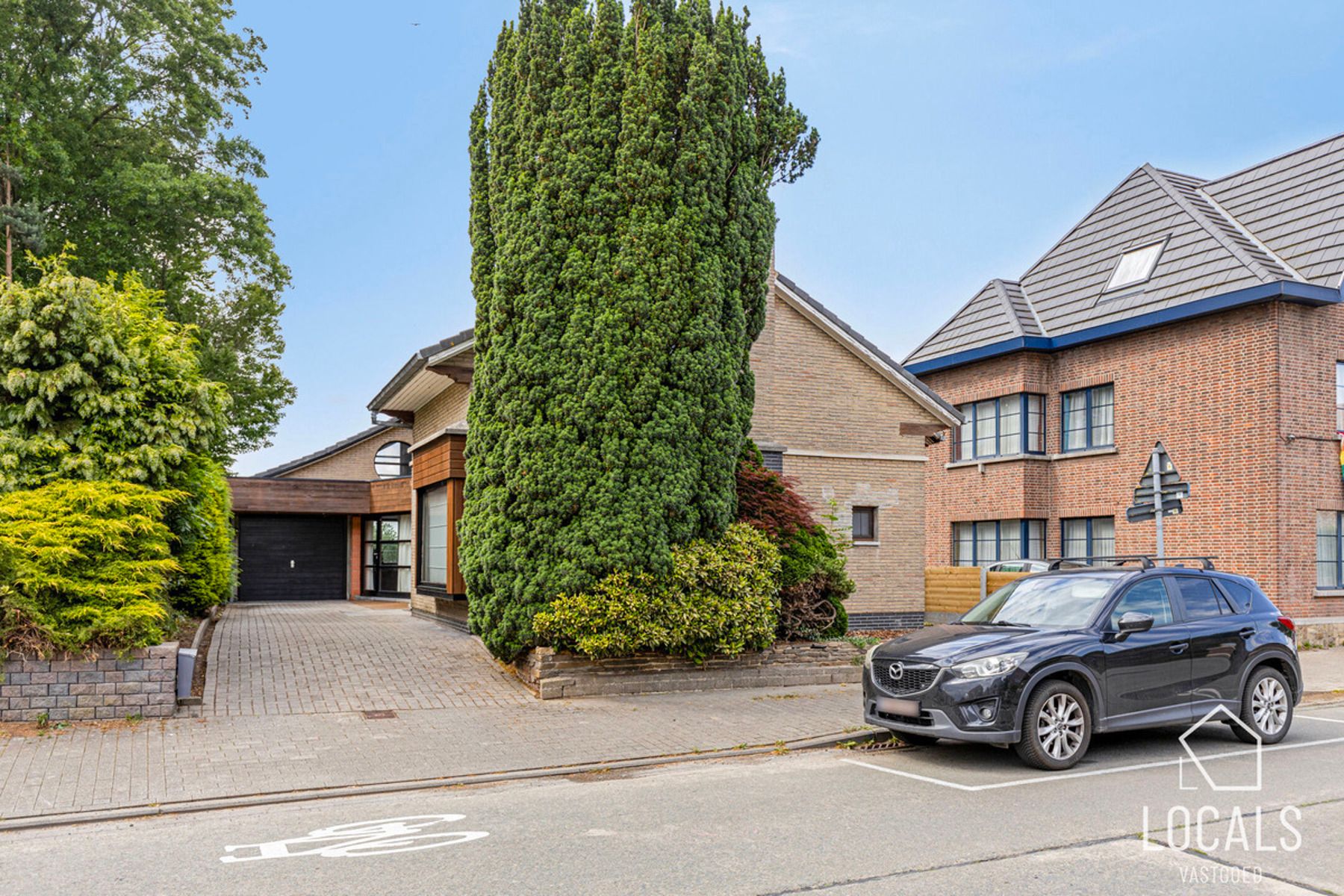 Hoofdfoto van de publicatie: Gemoderniseerde open bebouwing met prachtig verzicht