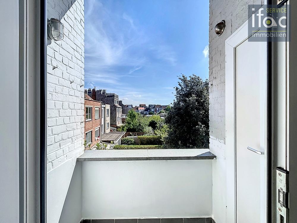 Lichtrijk appartement met terras in Evere foto 5