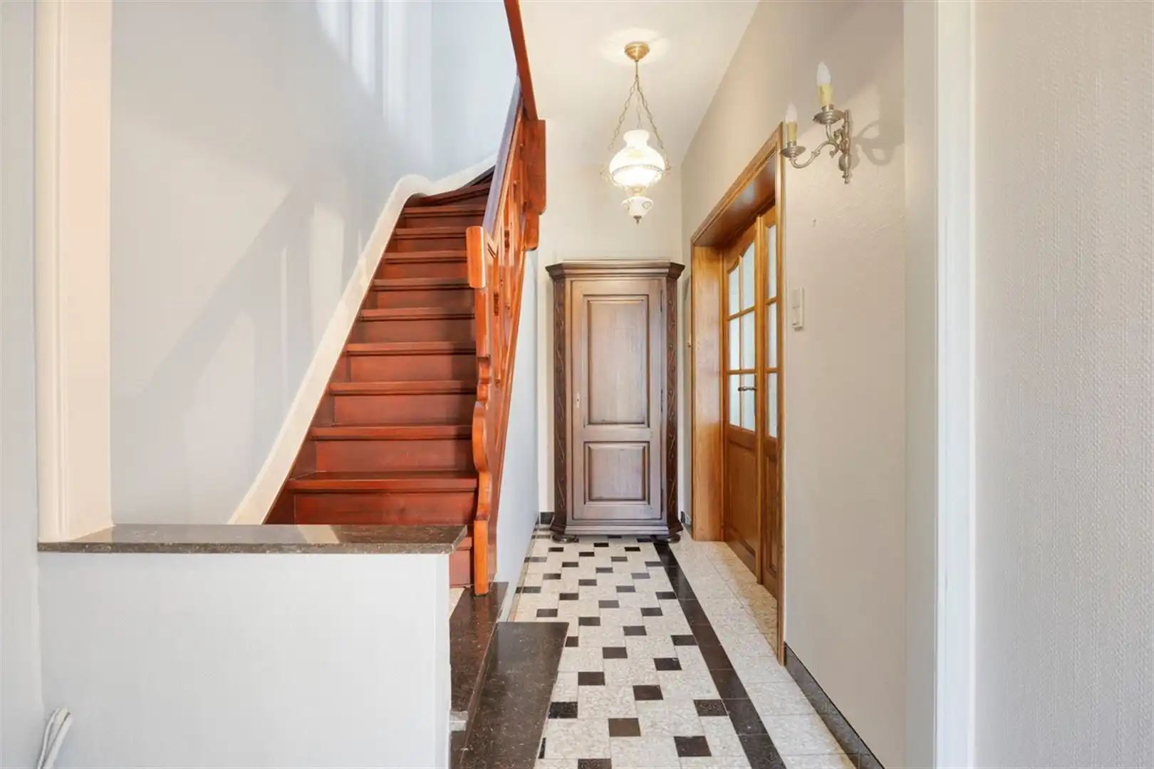 Rustig gelegen, op te frissen halfopen bebouwing met 3 slaapkamers op een perceel van 672 m². foto 2
