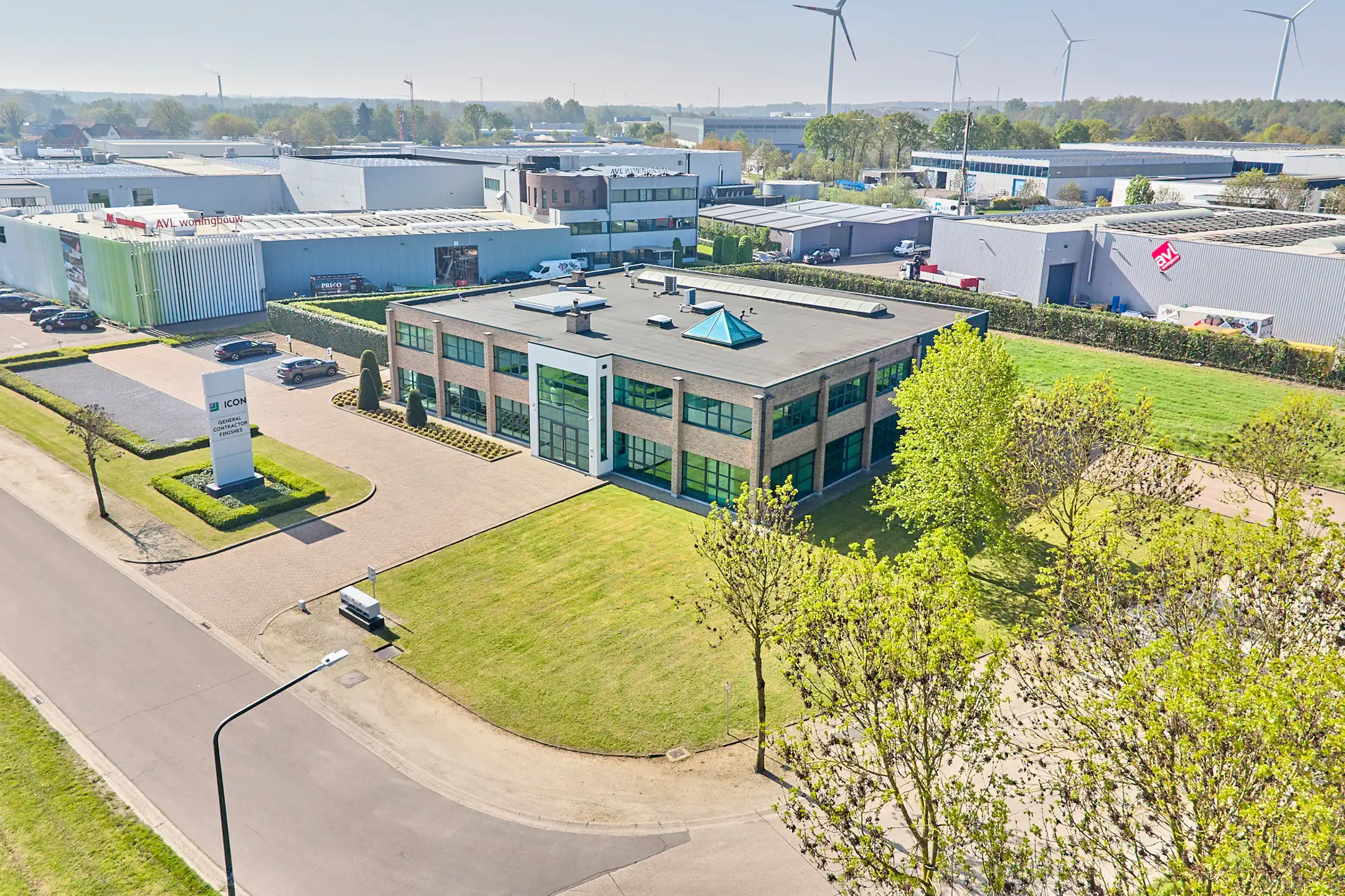 SEMI - INDUSTRIEEL GEBOUW OP ZICHTLOCATIE IN BERINGEN foto {{pictureIndex}}