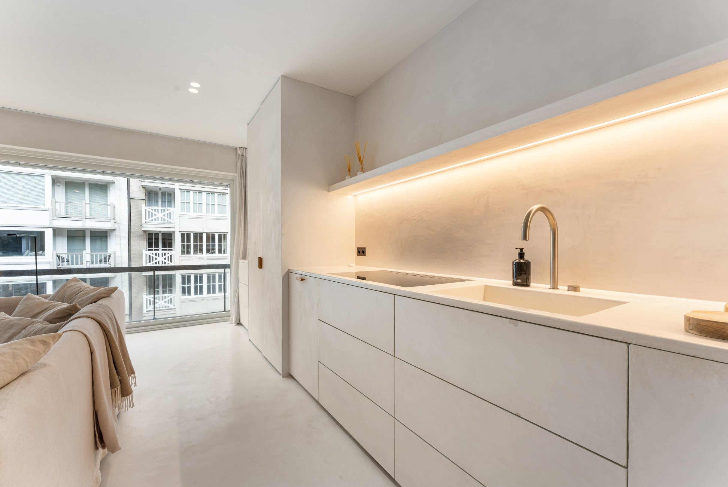 Mooi vernieuwd appartement gelegen aan de zonnekant van de Van Bunnenlaan te Knokke vlakbij de Zeedijk.  foto 8