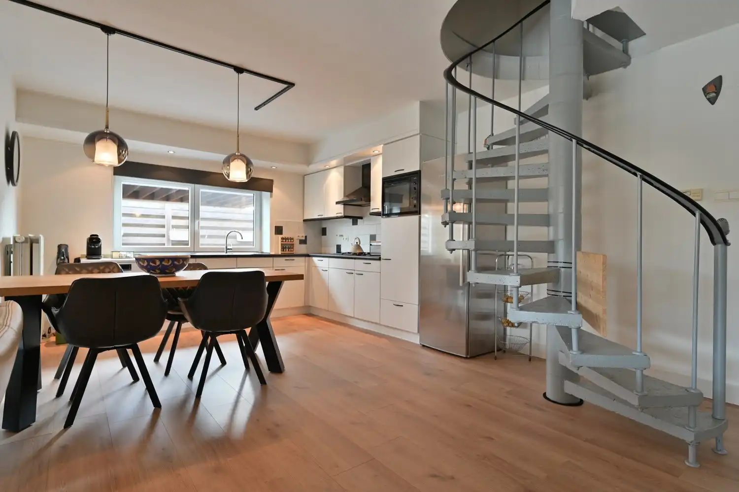 Gerenoveerde halfvrijstaande woning met patio-tuin en prachtig bijgebouw, in het hart van Neerharen foto 16