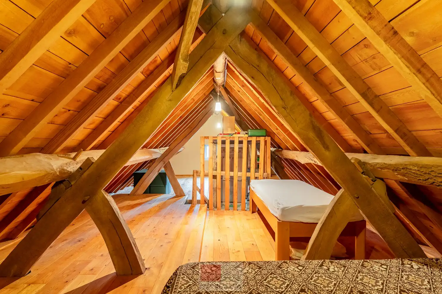 Een zeer karaktervol woonerf van maar liefst 3996 m² met bijzondere uitstraling, bestaande uit een prachtige hoofdwoning (voormalige schuur en stallen) en een charmant vakwerkhuis. foto 44