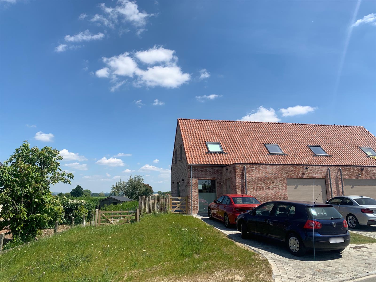 Prachtige nieuwbouwwoning met oprit, garage en tuin foto 2