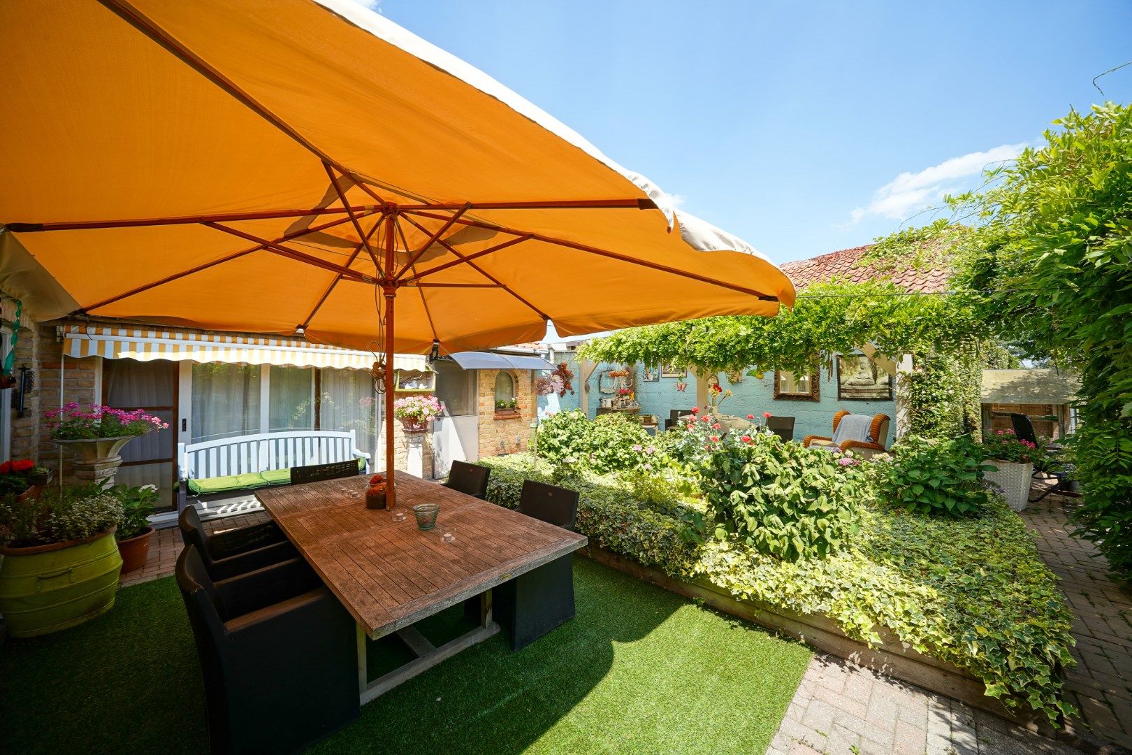 Ruime woning met drie slaapkamers - met loods/garage  foto 4