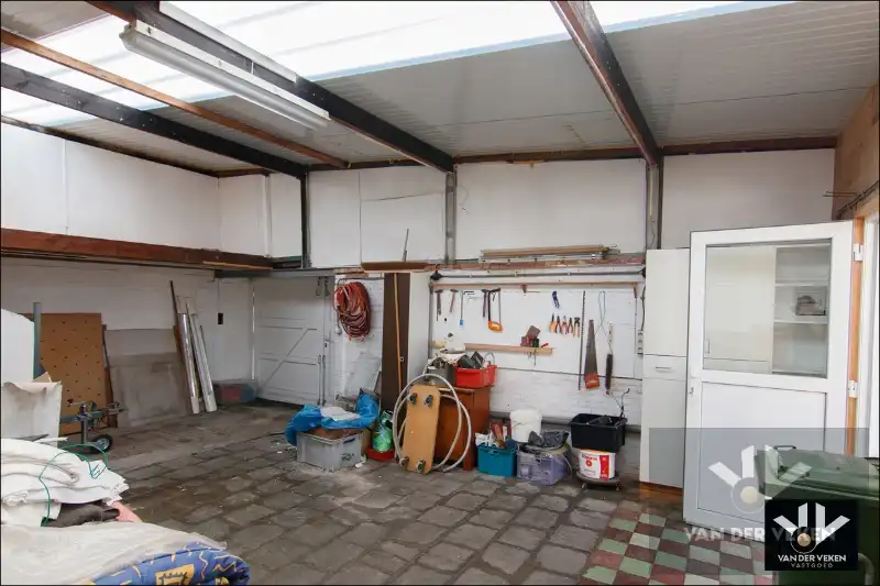 Ruime en goed gelegen te moderniseren rijwoning met gezellige binnekoer, garage en/of atelier foto 28