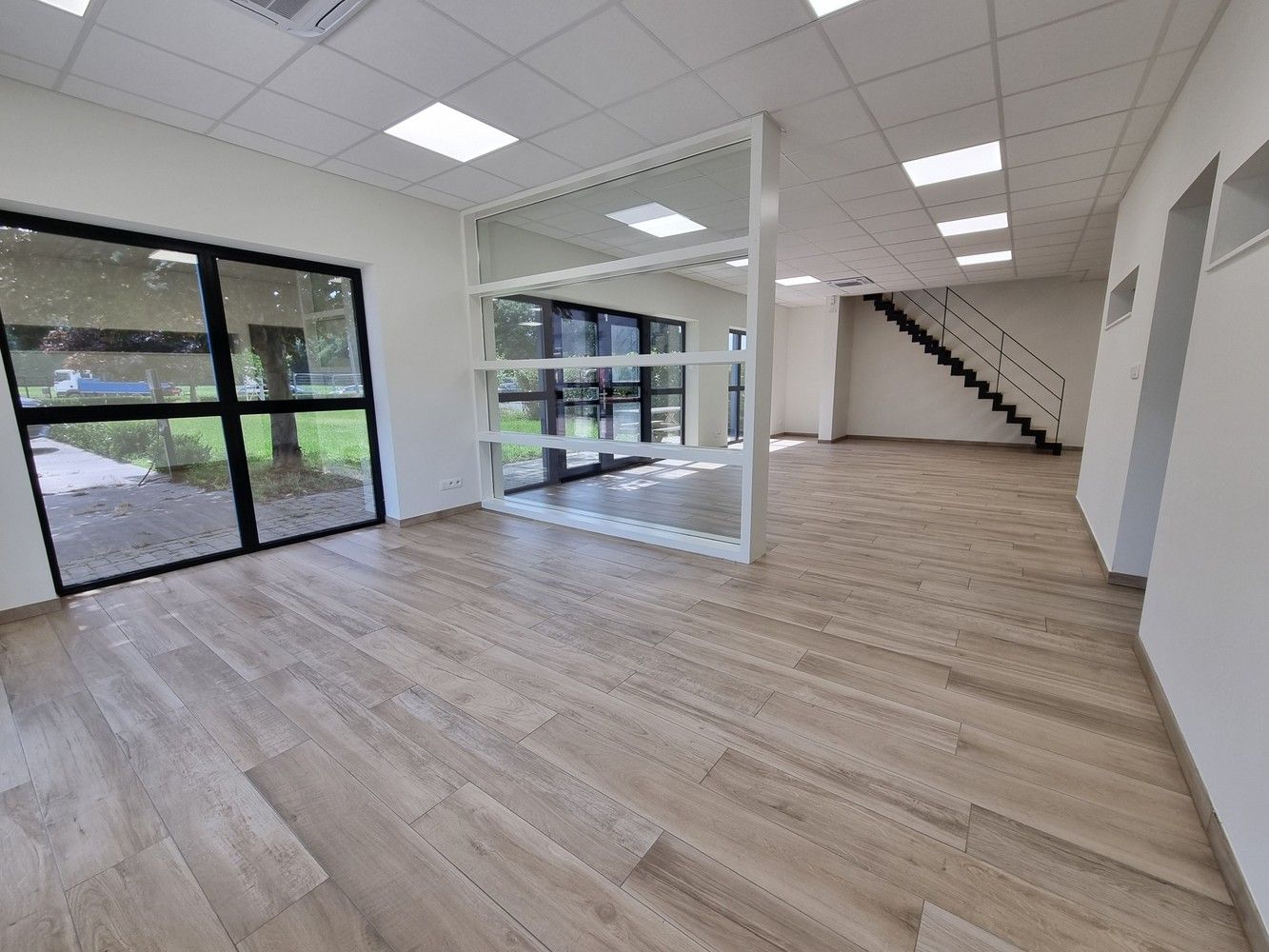 Uitstekend gelegen industrieel gebouw/magazijn met kantoorruimte (400m²) foto 23