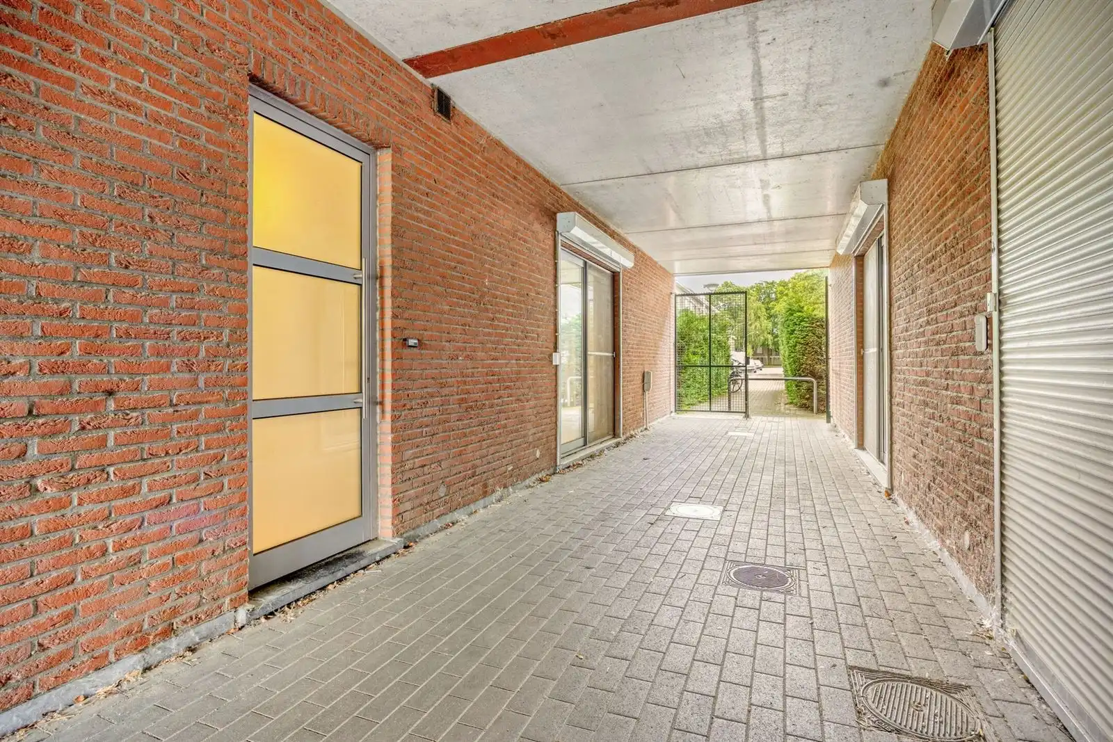 Instapklaar gemeubeld gelijkvloers appartement met tuin nabij het centrum van Edegem foto 3