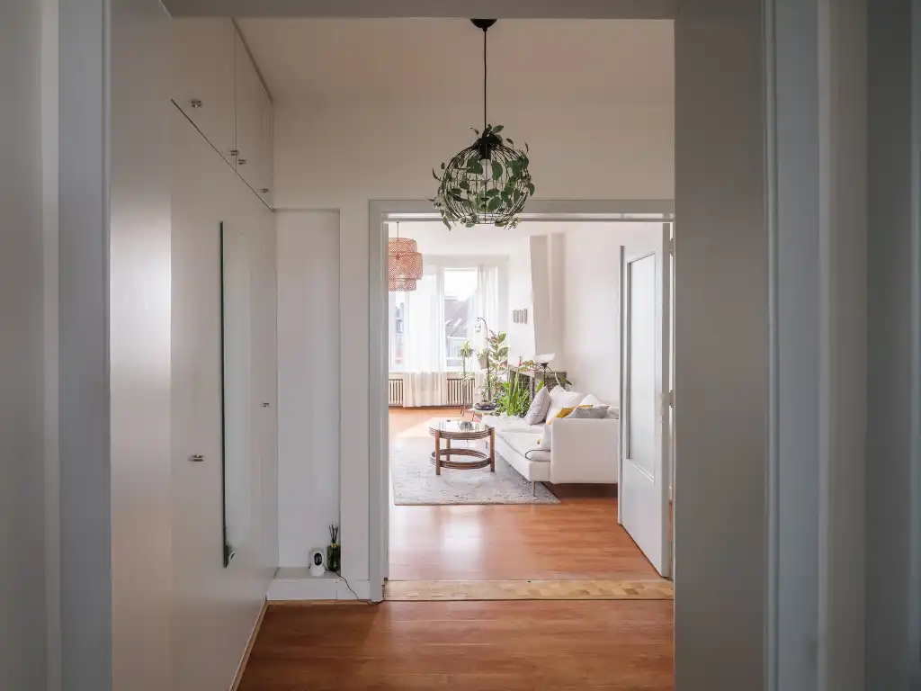 Stijlvol tweeslaapkamerappartement in de Sportstraat, met terras en warm mid-century karakter. foto 6