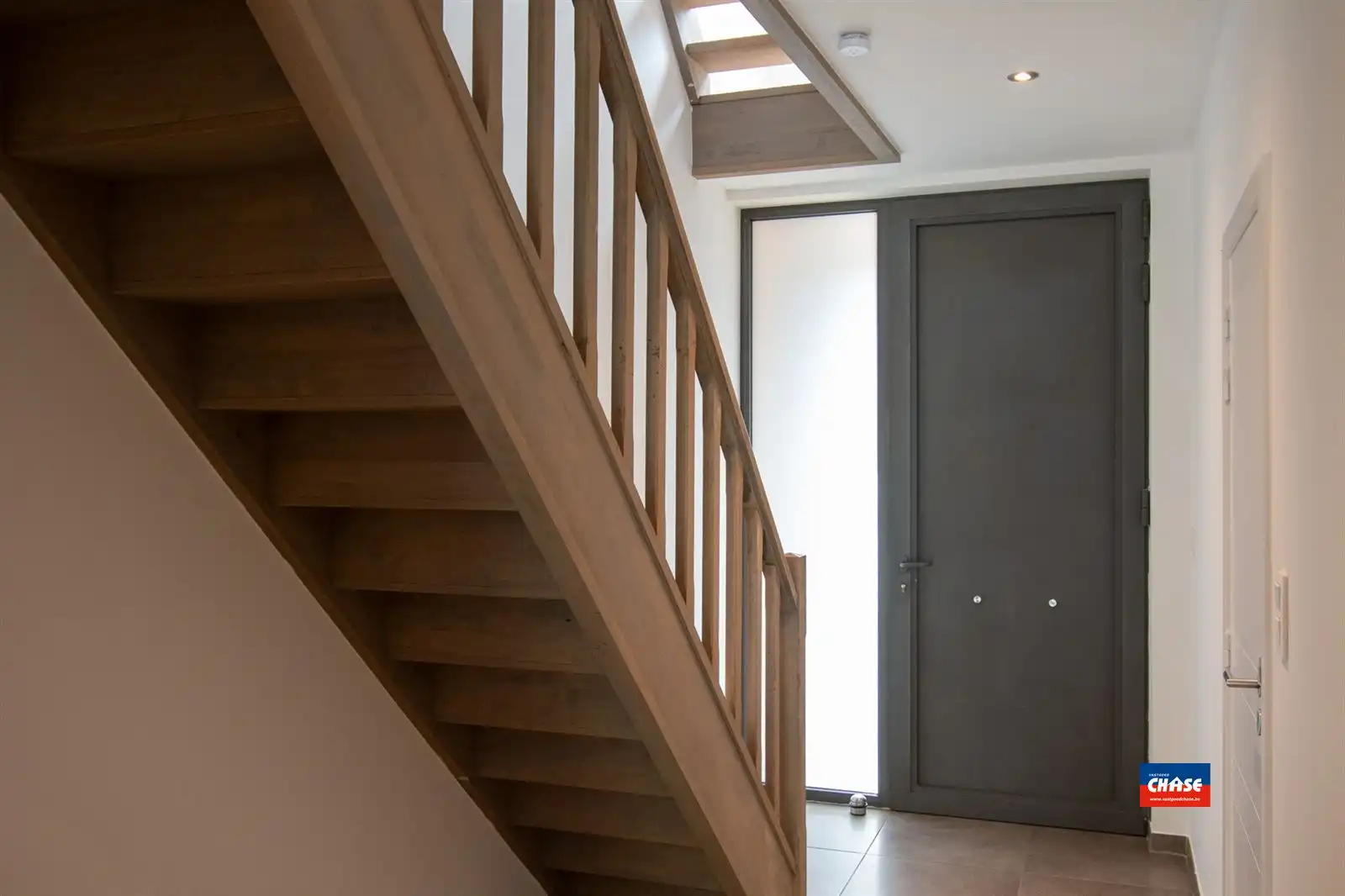 Gerenoveerde rijwoning met 3 slpks en grote tuin foto 4