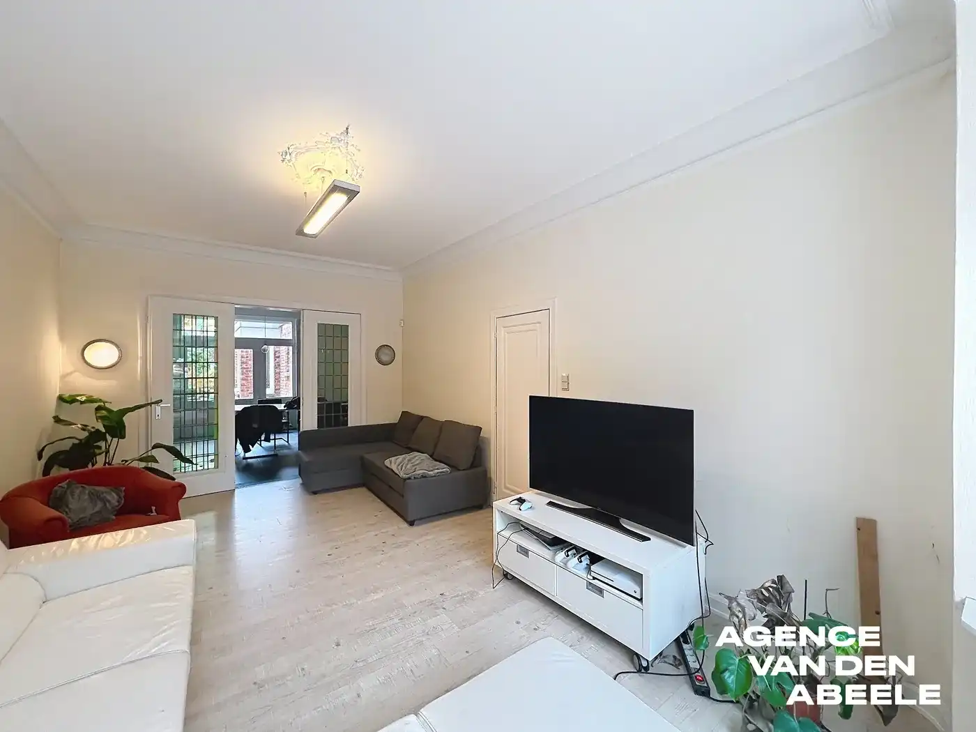 Zeer ruime burgerswoning met 4 slaapkamers en groot terras nabij de Smedenpoort   foto 5