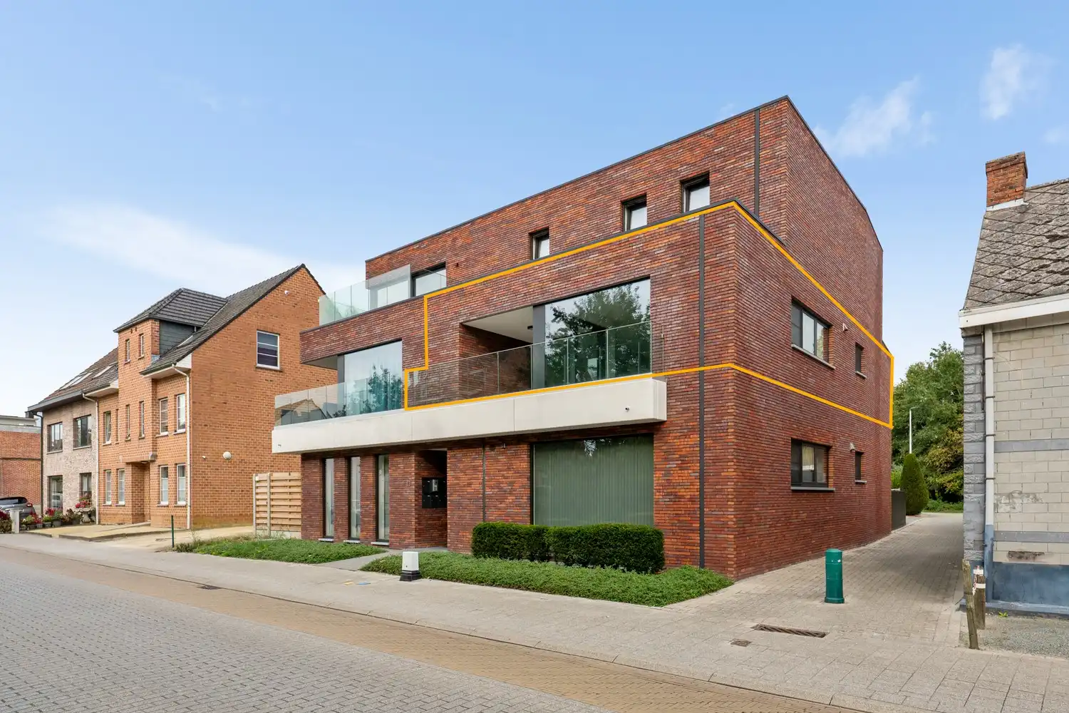 Recent energiezuinig appartement met 2 slpkrs, terras en autostaanplaats te Schriek foto {{pictureIndex}}