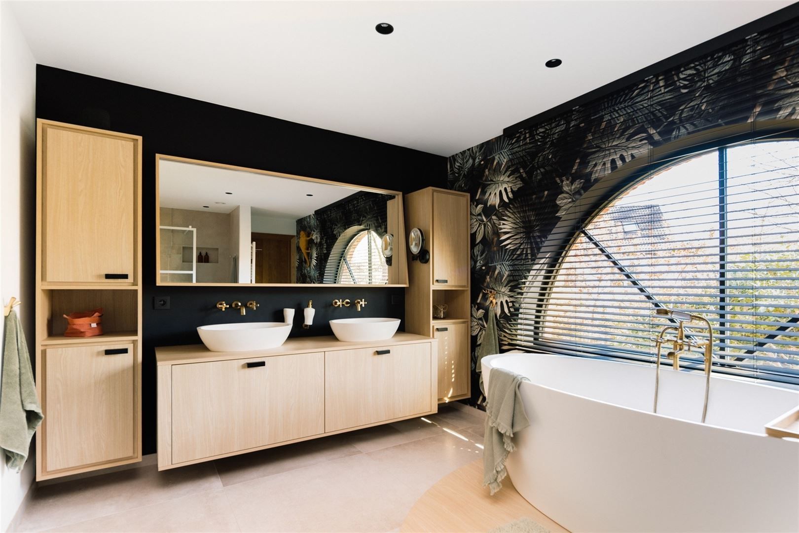 Eigentijdse luxe half open woning in een rustige setting foto 22