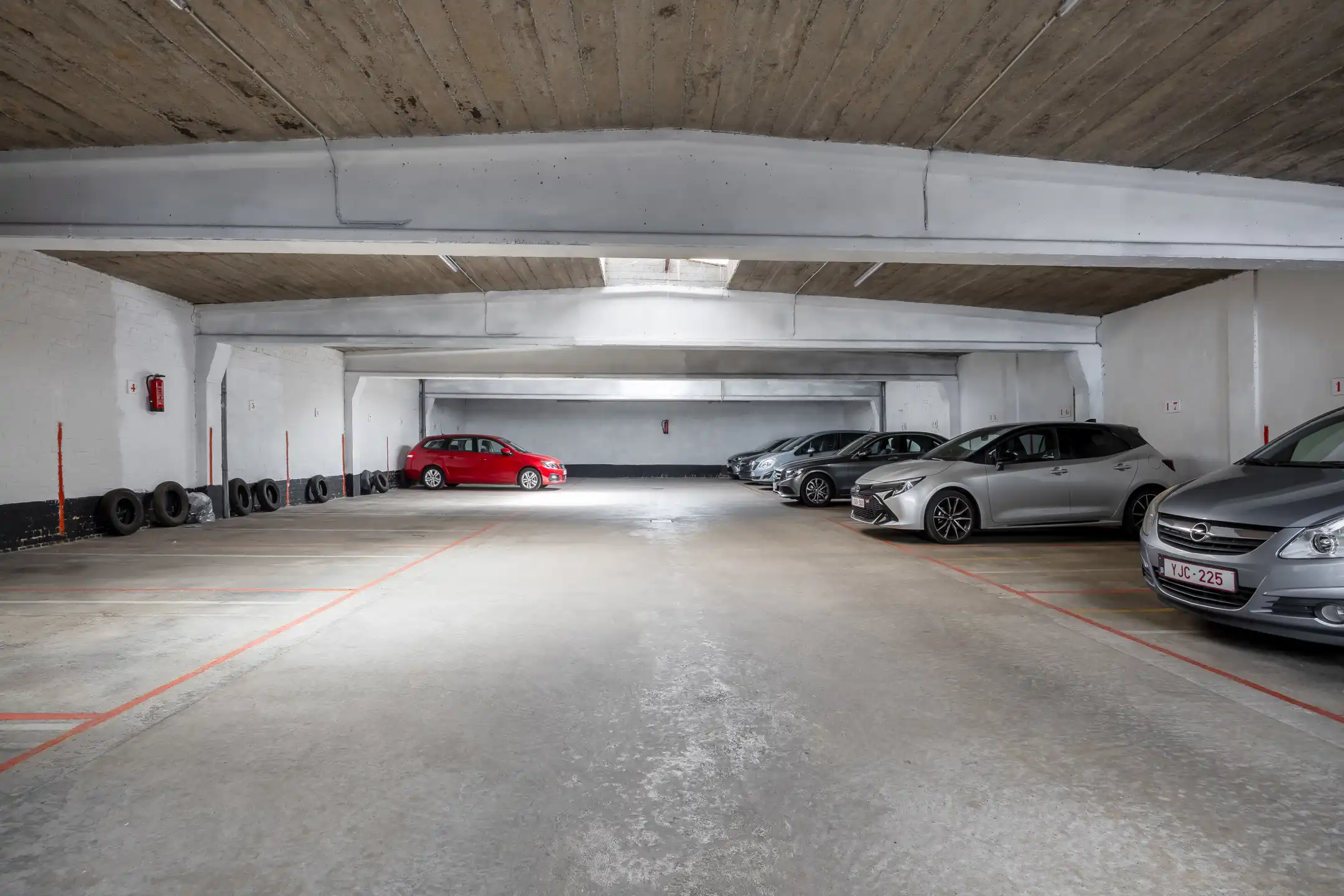 goed gelegen en afgesloten magazijn of autostaanplaatsen (480m²) foto 2