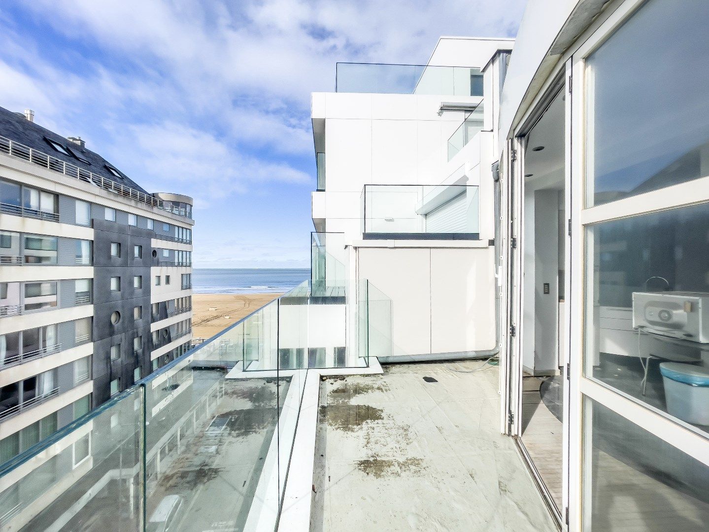 Te renoveren penthouse met zuid-west oriëntatie en zijdelings zeezicht gelegen vlakbij het Rubensplein.  foto 1