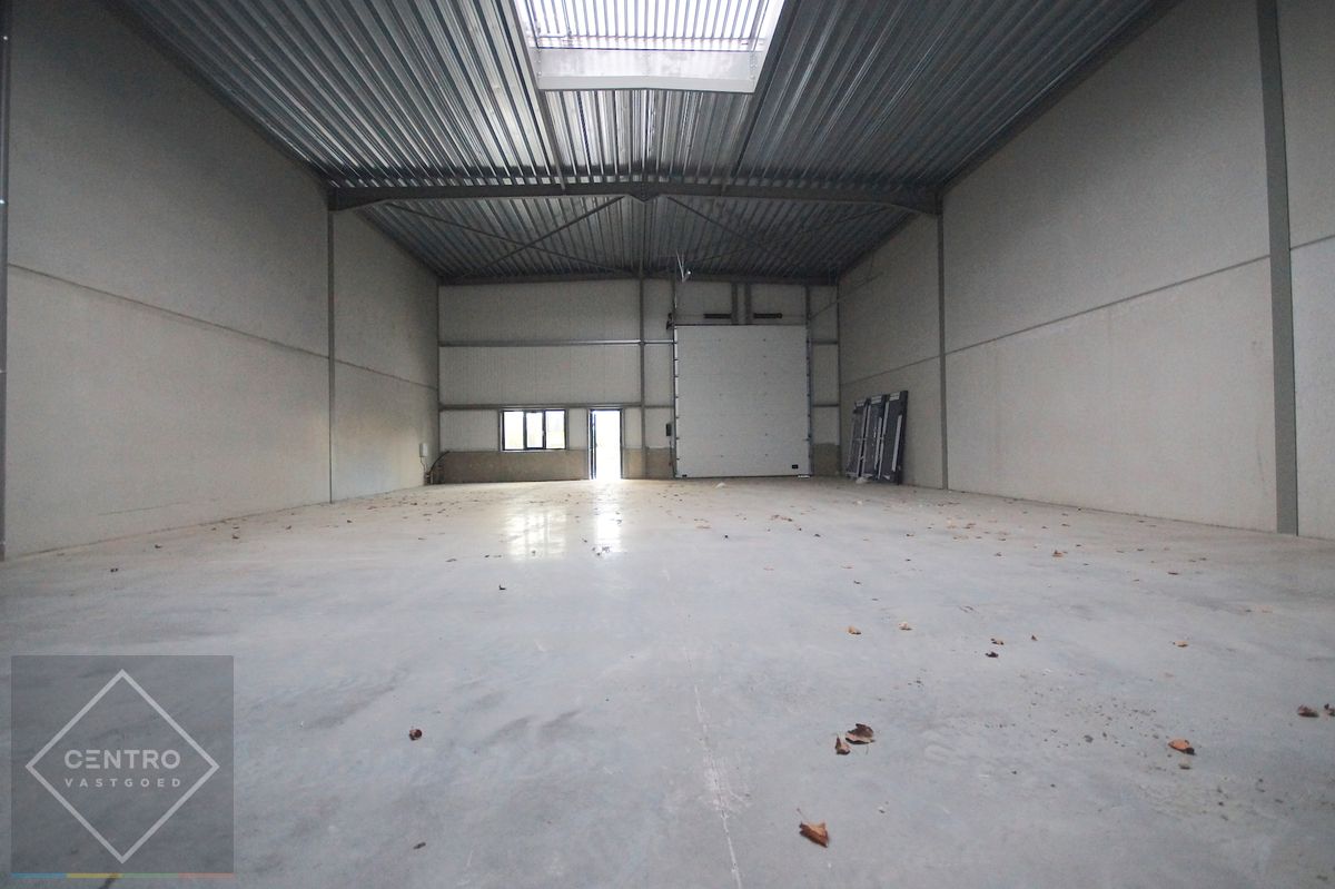 Goed geïsoleerde NB KMO-unit (227m²) inclusief 2 private parkeerplaatsen op ambachtelijke zone te Diksmuide! foto 4