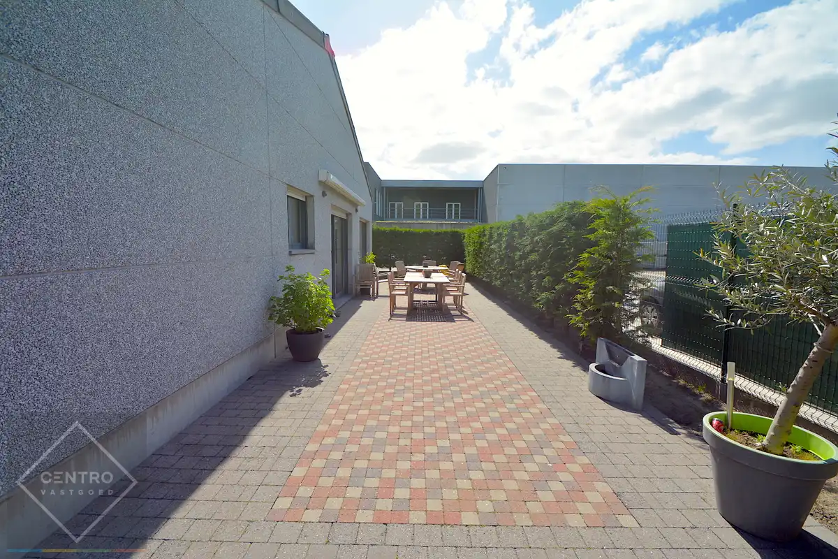 Instapklaar BEDRIJFSGEBOUW bestaande uit een MAGAZIJN (350m2) met geïntegreerde WONING (140m2) op ambachtelijke zone "De Leiteweg" te Oostkamp (Ruddervoorde). foto 13