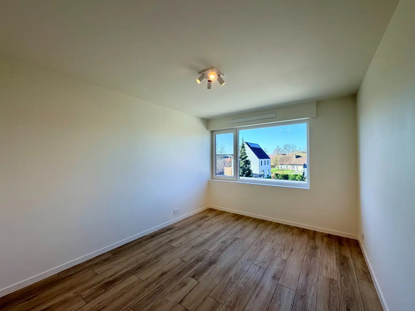 Halfopen nieuwbouwwoning op ruim perceel te centrum Tielt! foto 9