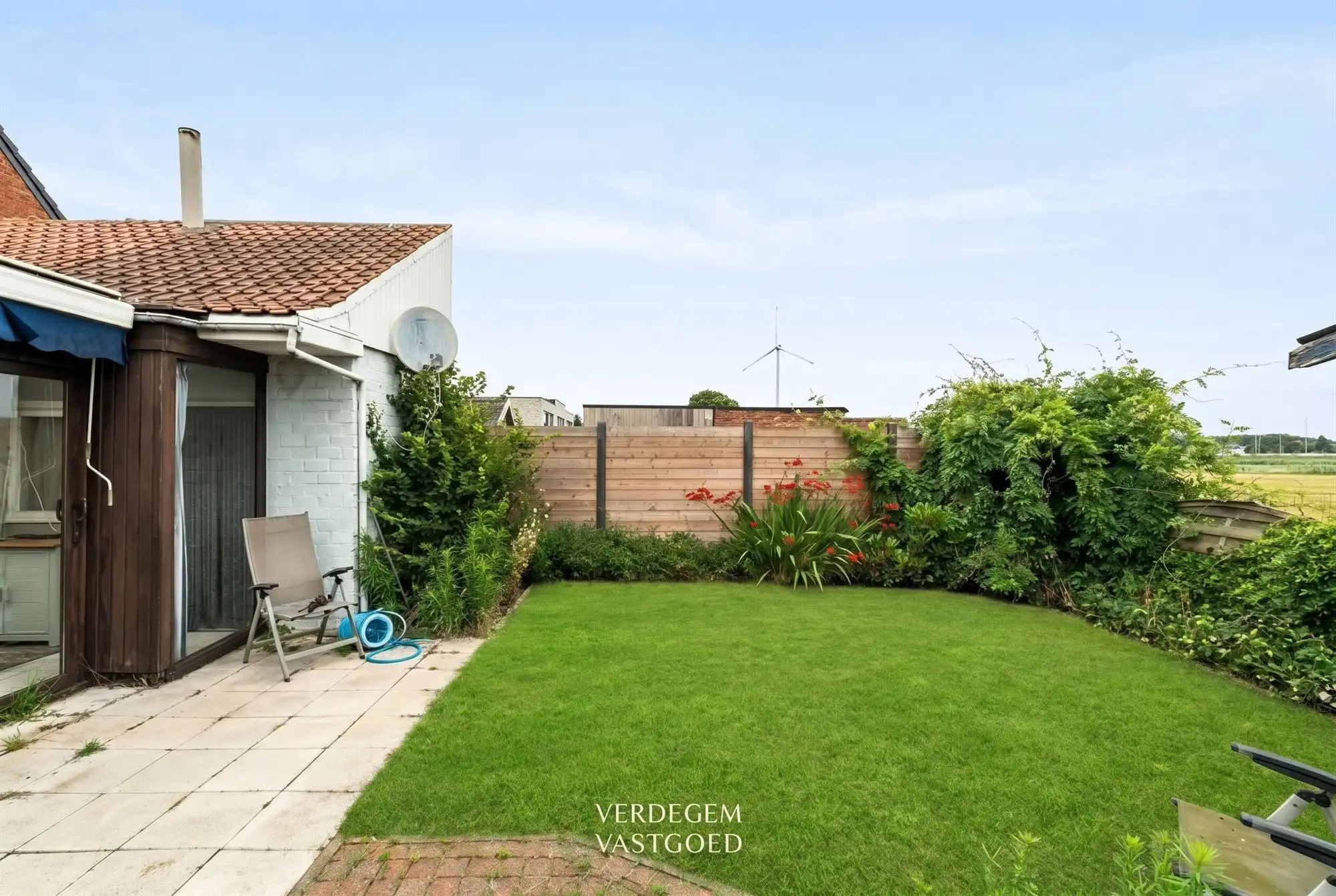 Te renoveren gezinswoning met garage, tuin en open zichten foto 16
