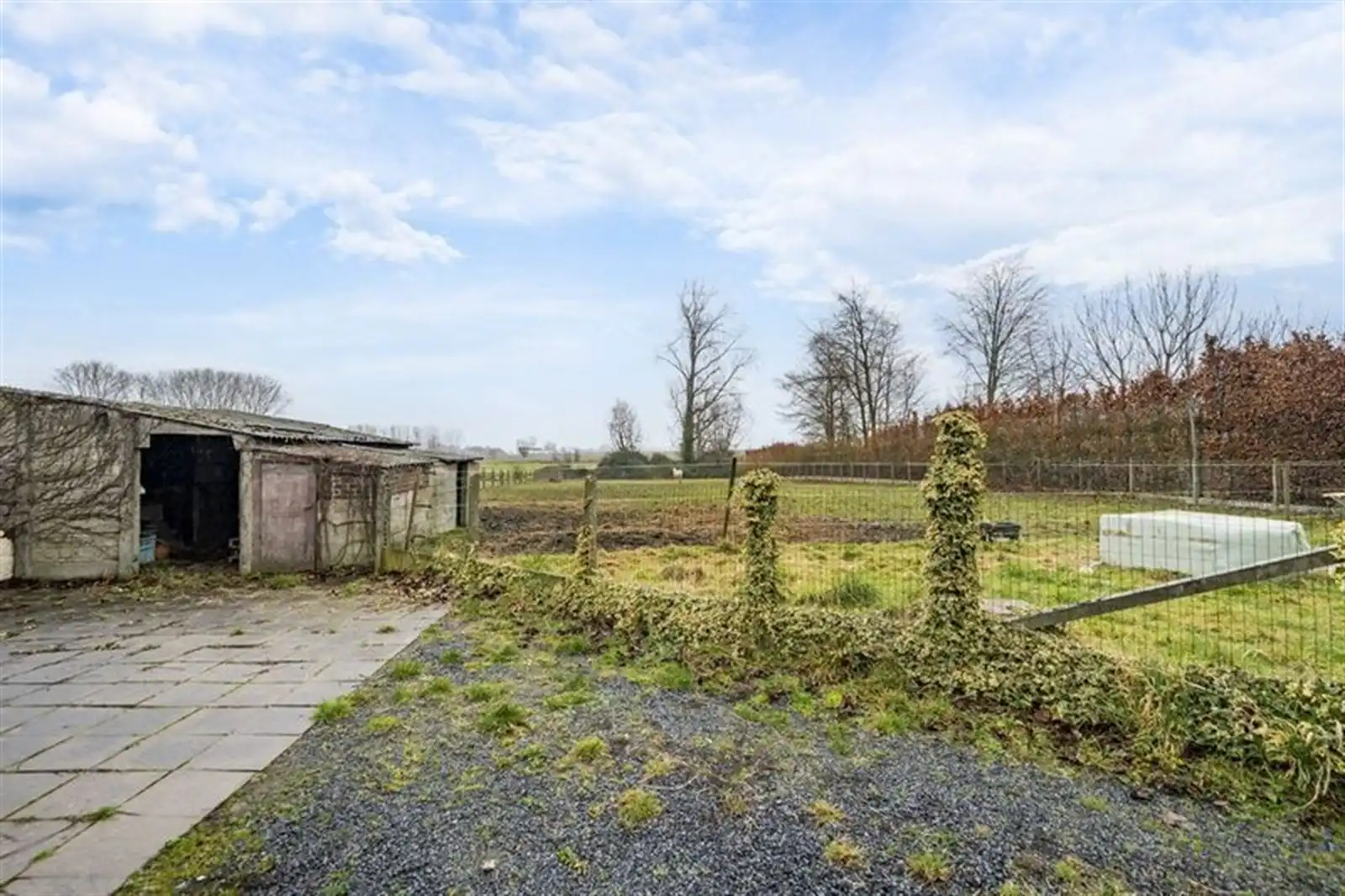 Op te frissen woning met grote tuin en weiden foto 13