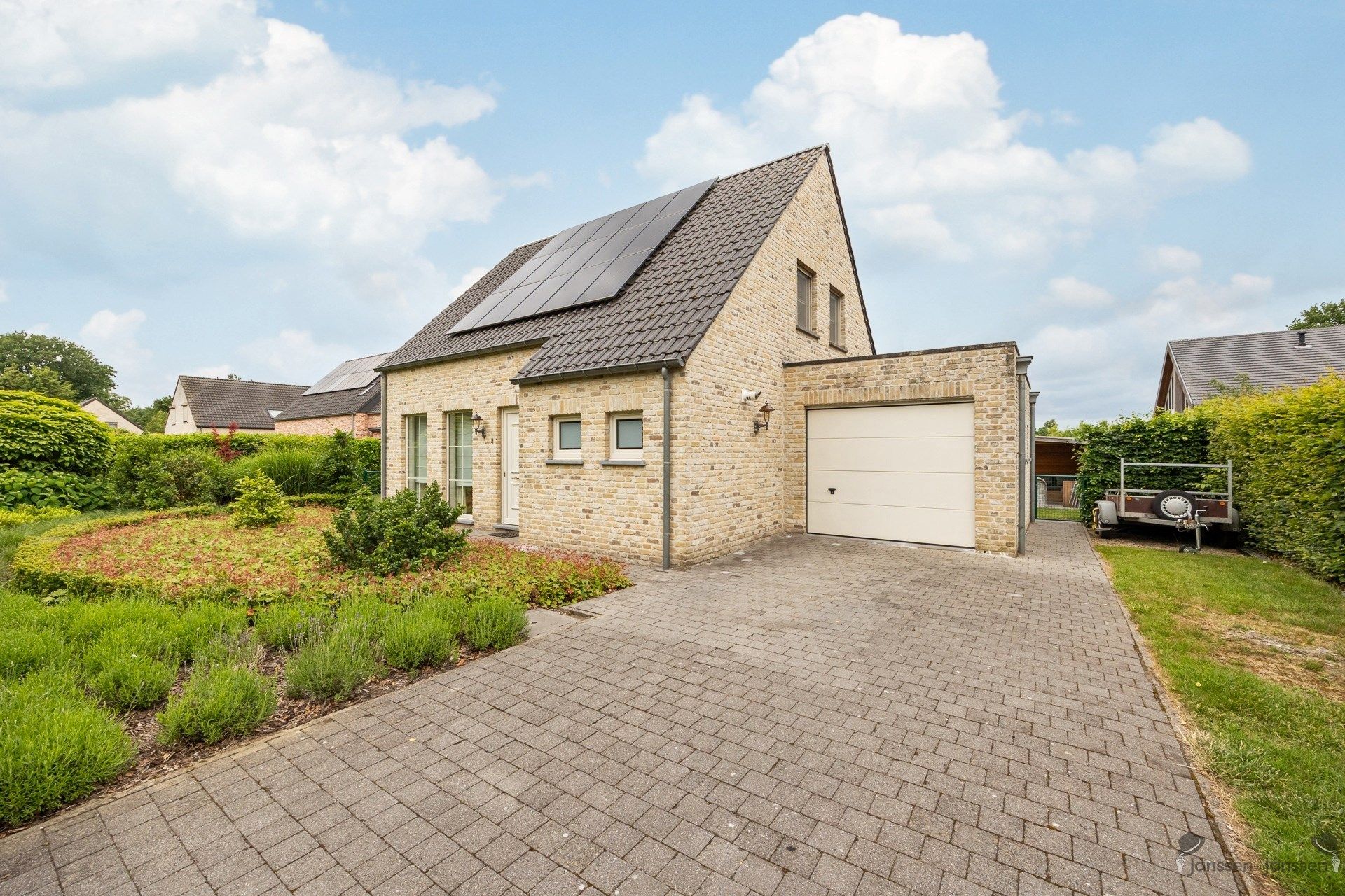 Instapklare woning met vier slaapkamers op een ruim perceel van 659m². foto 3