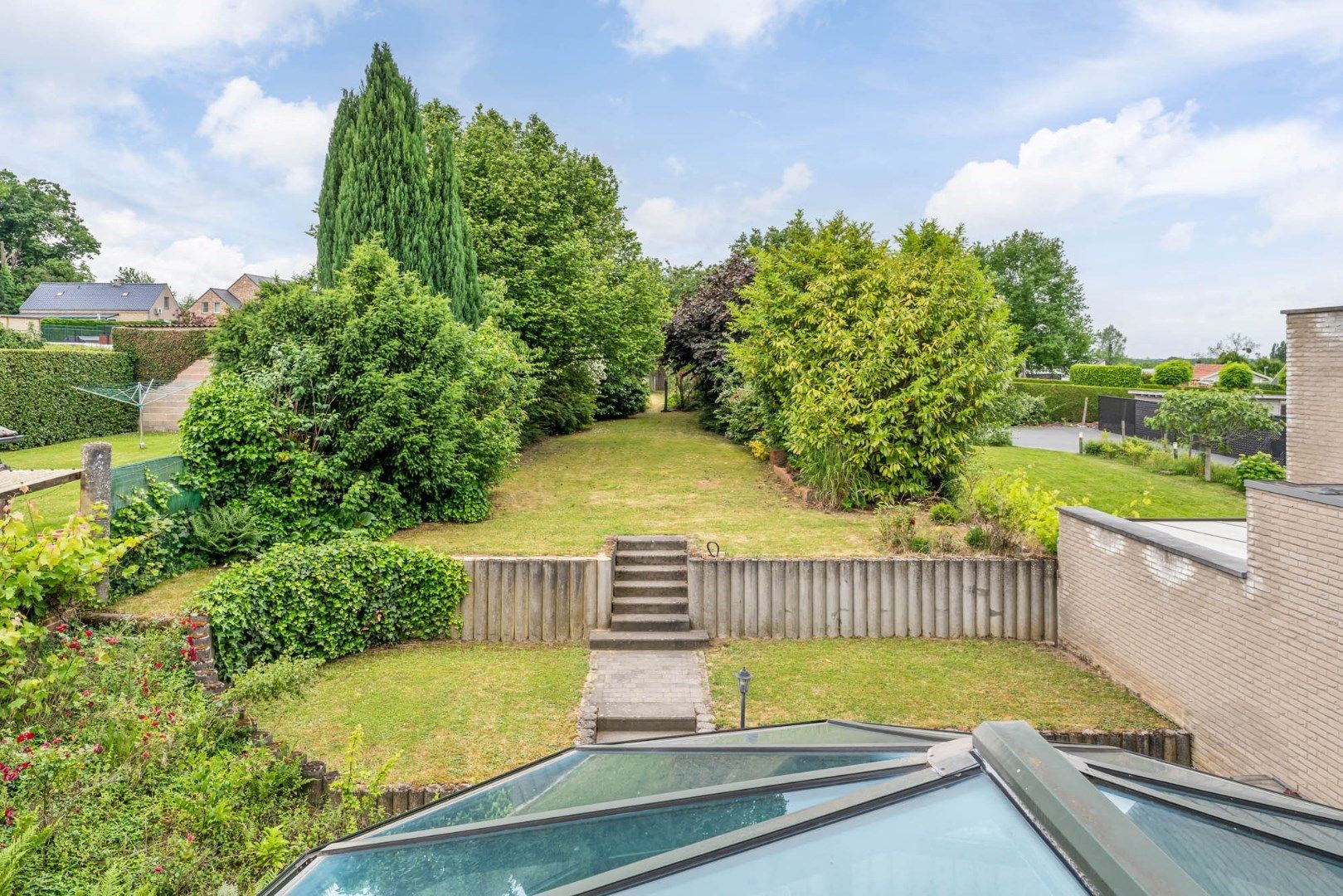 Verzorgde, op te frissen woning met 3 slaapkamers en uitbreidingsmogelijkheden, garage en tuin op 10a, vlak bij het centrum van Hoeselt foto 2