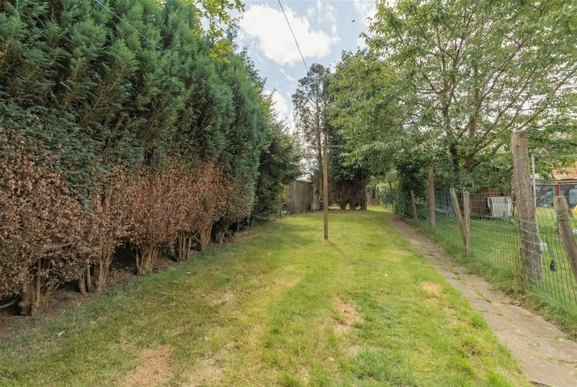 Te renoveren huis met drie slaapkamers en grote tuin foto 2