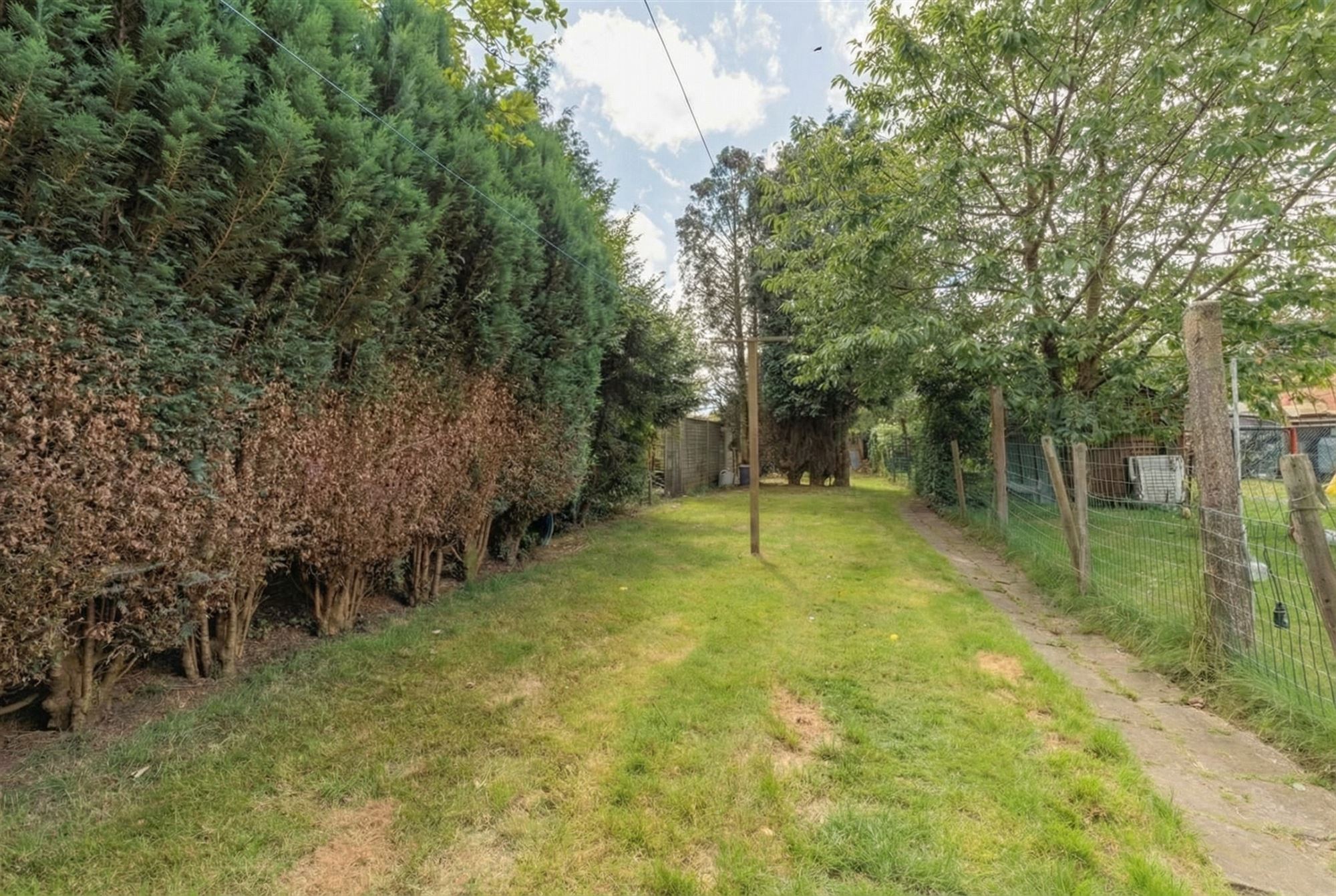 Te renoveren huis met drie slaapkamers en grote tuin foto 2