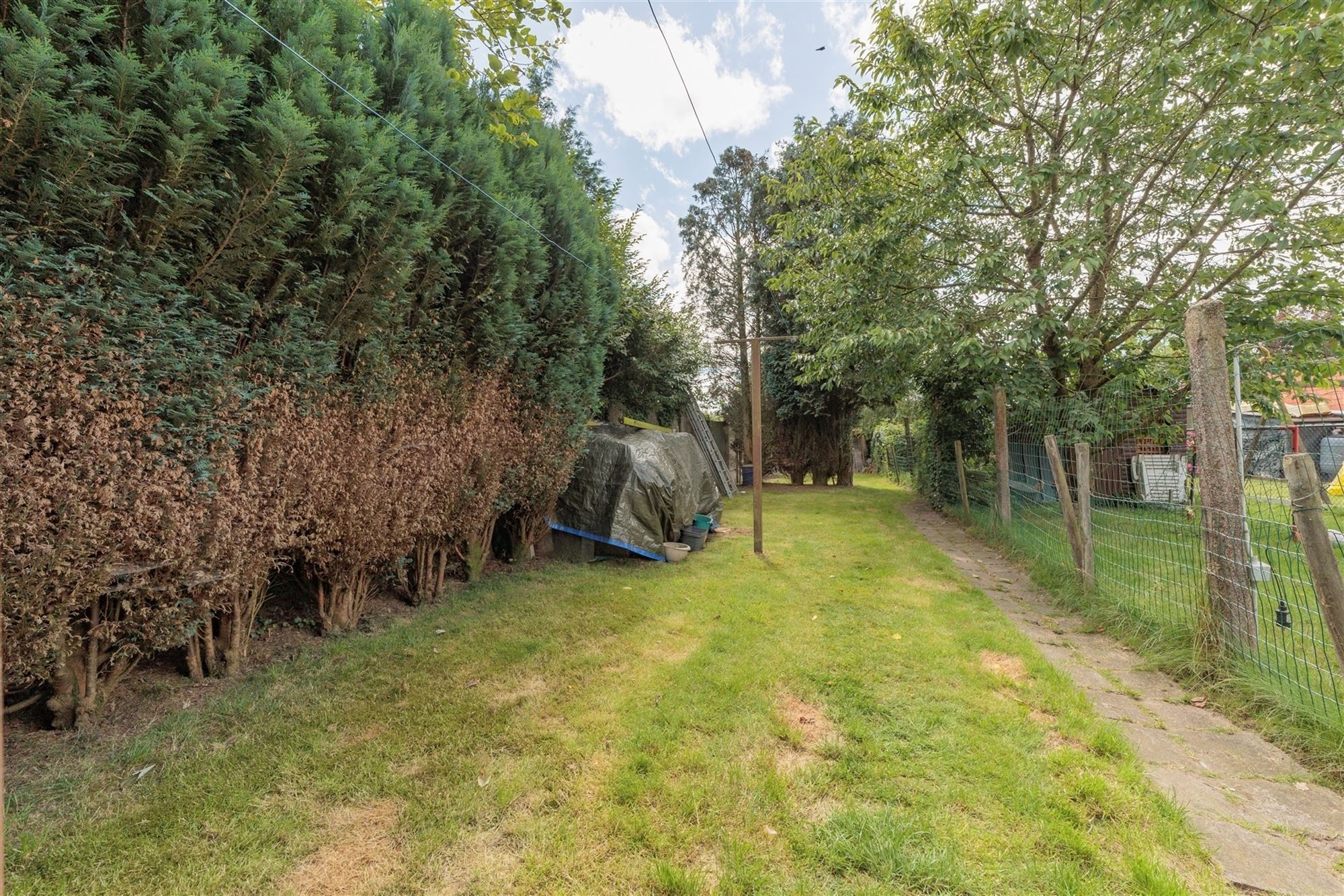 Te renoveren huis met drie slaapkamers en grote tuin foto 2