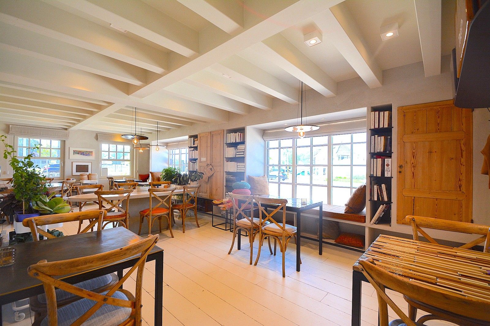 Recent (Bj. 2016) Mi CASA - HANDELSHUIS (538m2), voorzien van grote polyvalente ruimten (vrij beroep, toonzaal, horeca, B&B, ...), 5/6 slaapkamers, 4 badkamers, kelder (114m2), ... Op hoek- en zichtlocatie te Oostkamp. foto 6