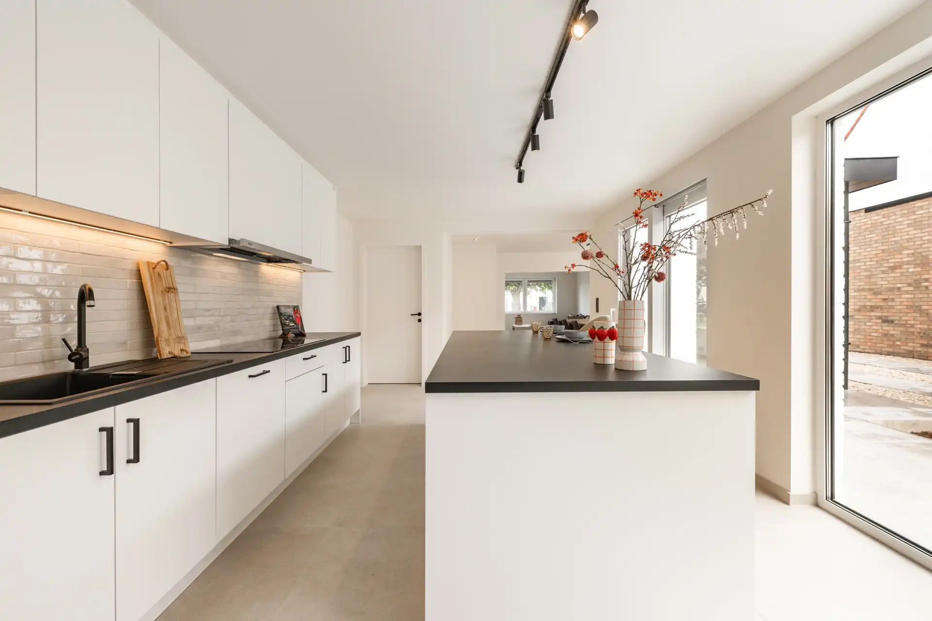Prachtige tot in de puntjes gerenoveerde halfopen bebouwing met 3 slaapkamers, aparte garage en zuidgerichte tuin te koop in het hartje van Sint-Baafs-Vijve foto 10
