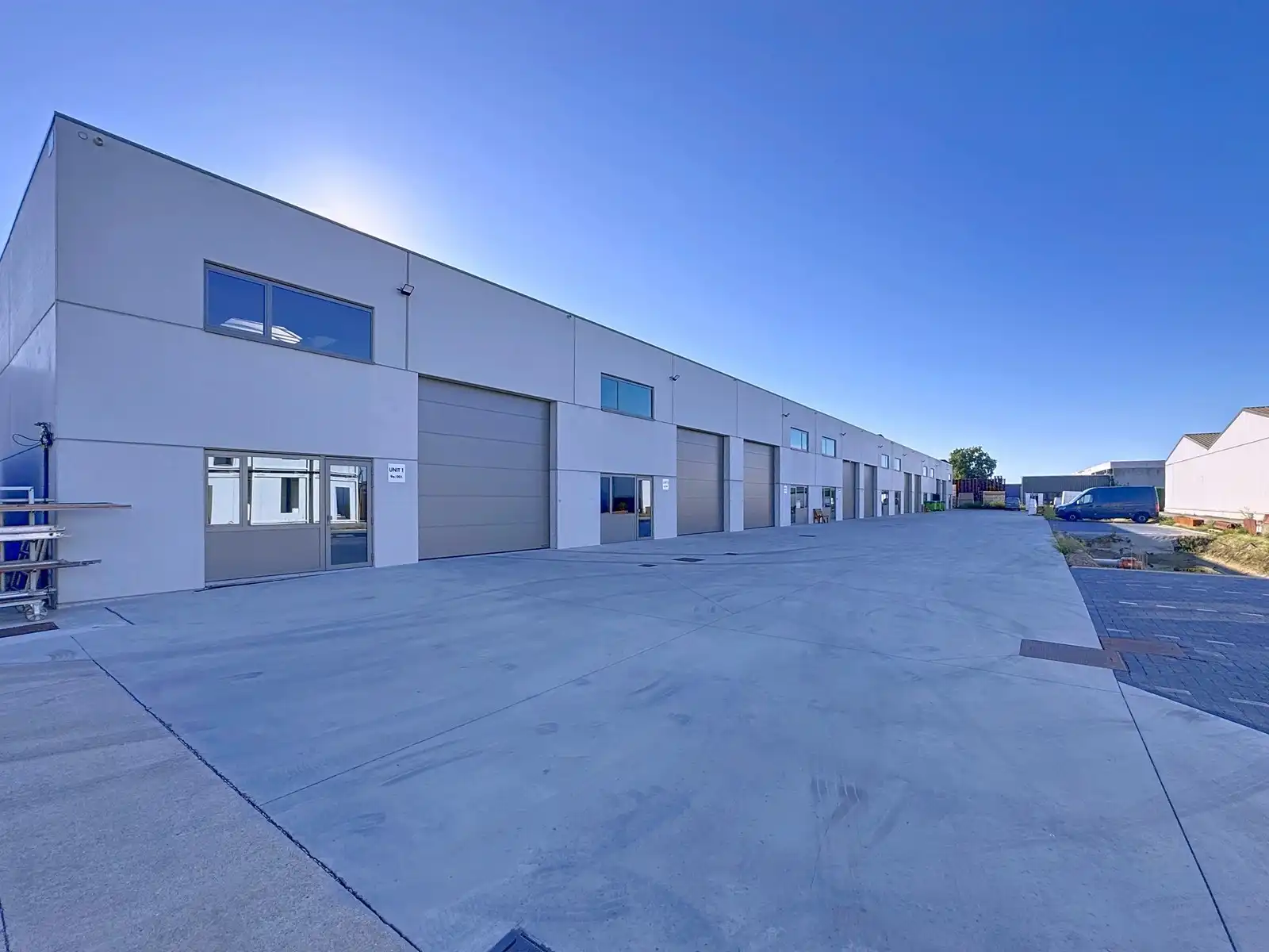 NB MAGAZIJN (264m²) met automatische sectionaalpoort, toilet en 2 voorbehouden parkeerplaatsen voor de deur te Beernem/Wingene. foto 6