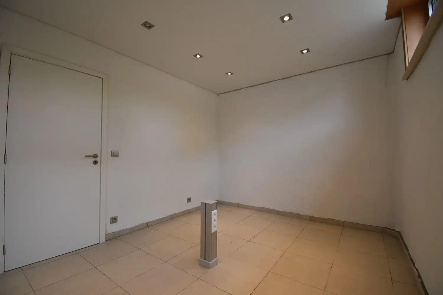 Ruime woning met praktijkruimte te Ruiselede. foto 23