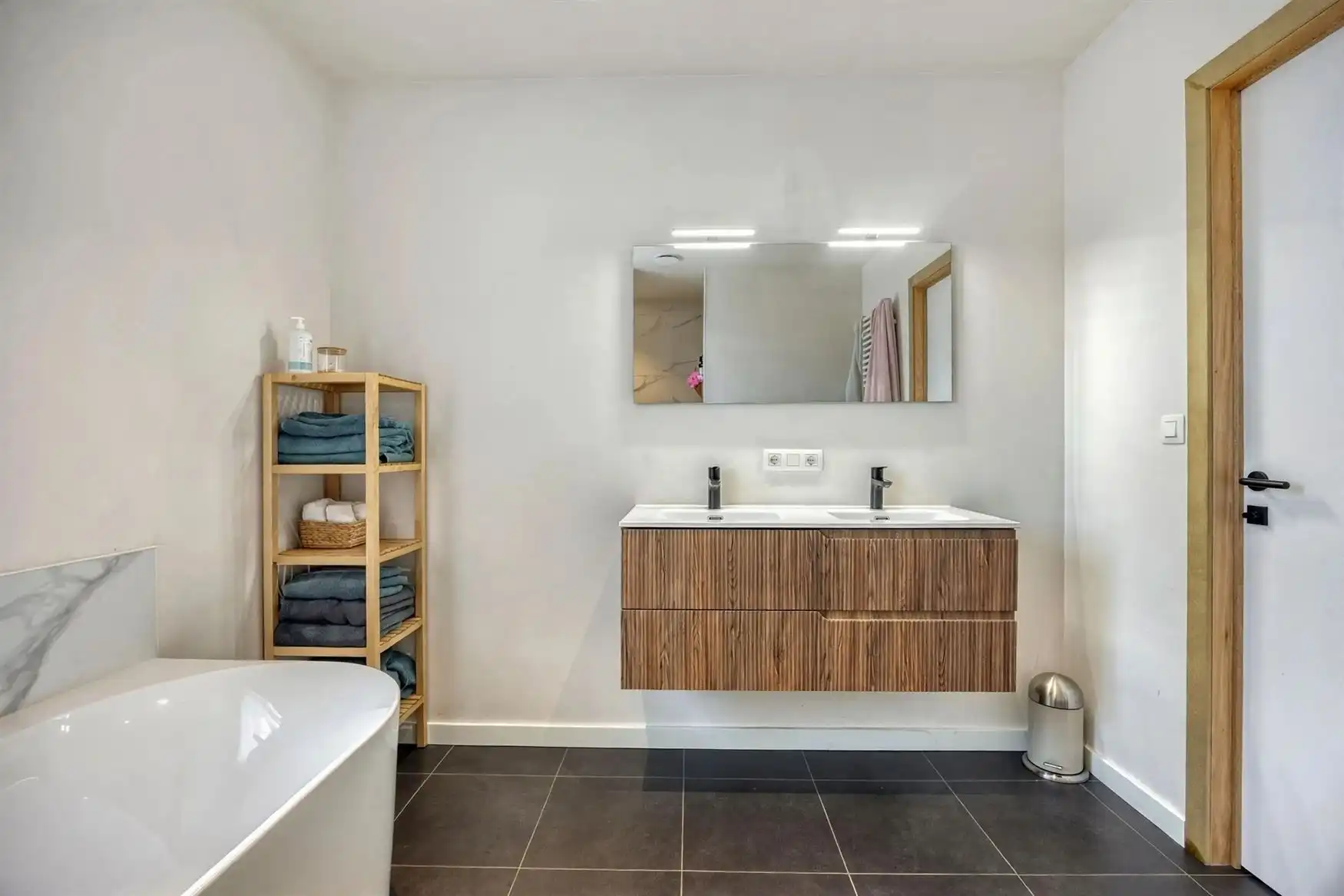 Uitzonderlijke nieuwbouwwoning in landelijke stijl foto 13