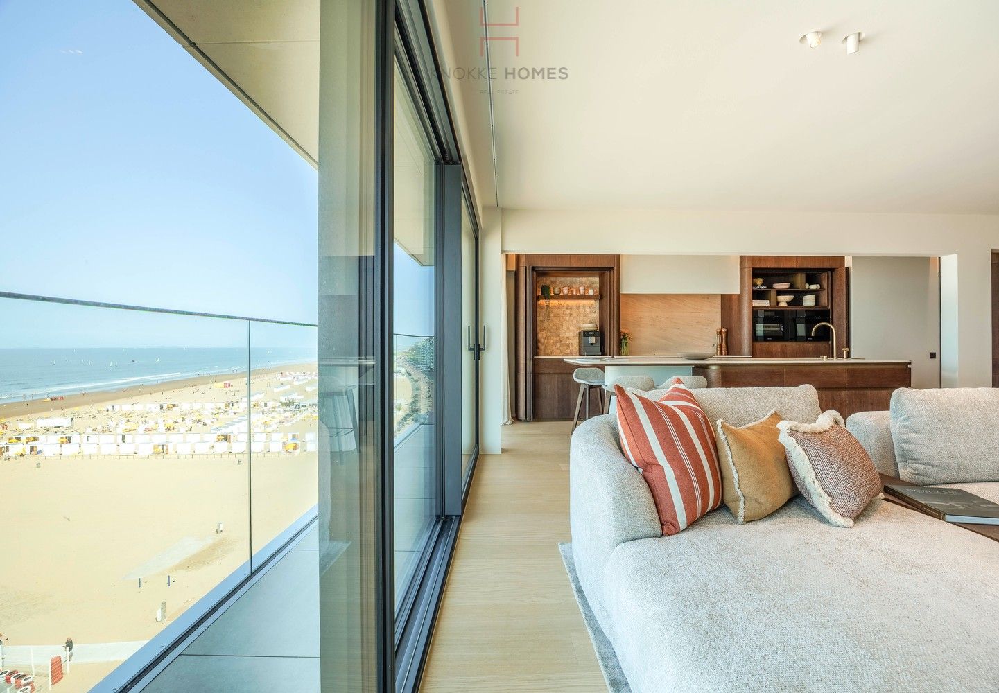 Uitzondelijk breed en ruim appartement op de Zeedijk van Het Zoute foto 2