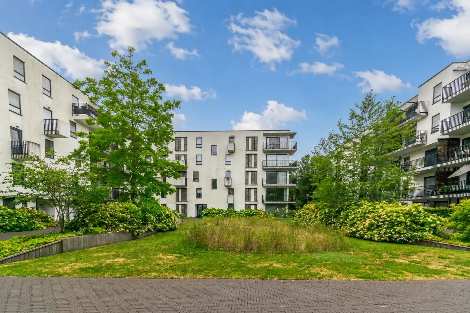 RECENT GELIJKVLOERS APP MET 2SLP, TERRAS & STAANPLAATS! foto 2